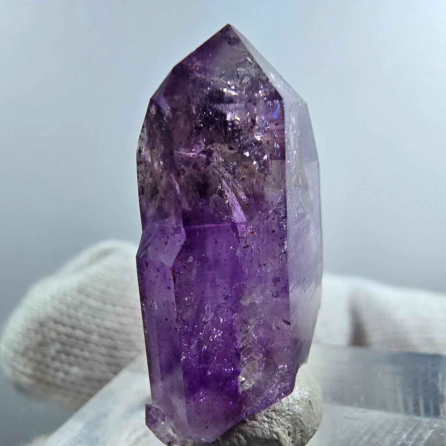 Pointe de sceptre en améthyste fantôme rare à Goboboseb, Namibie, 28 x 16 x 9 mm