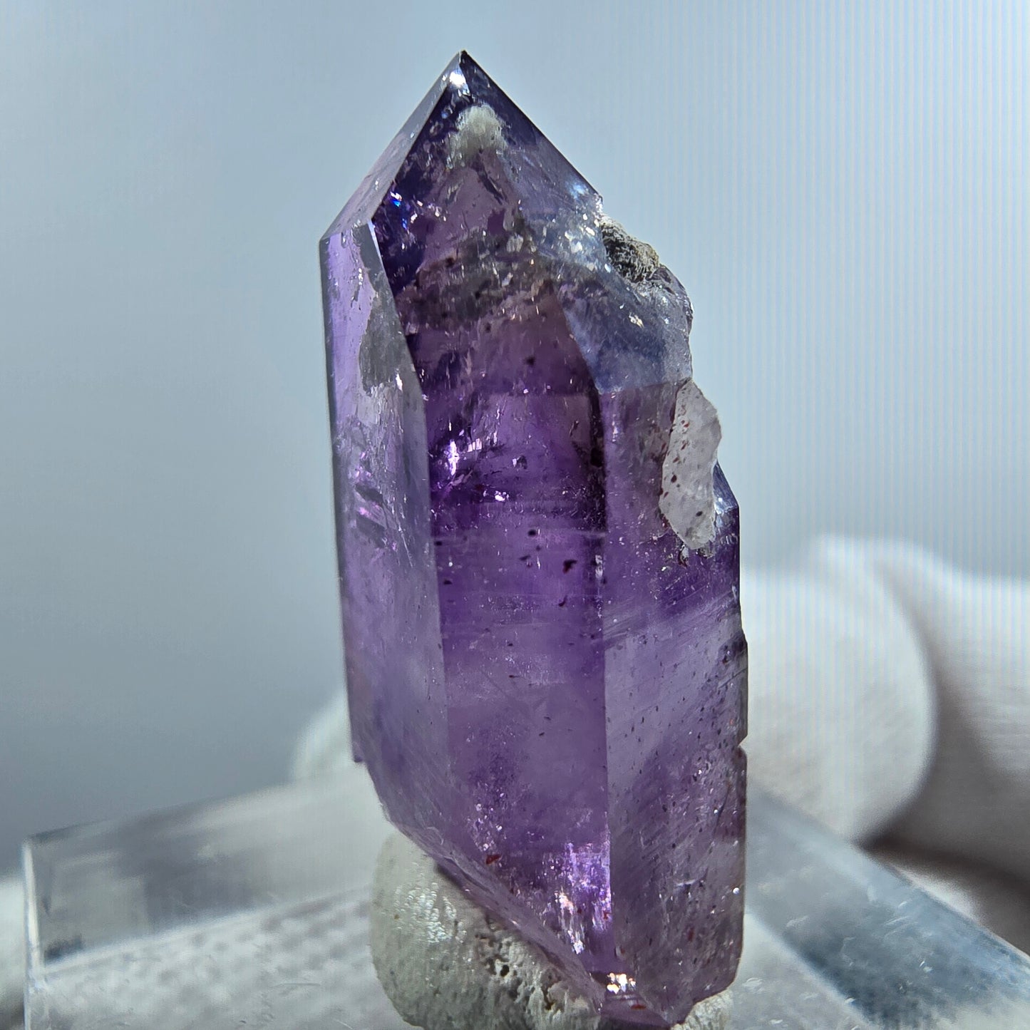 Pointe de sceptre en améthyste fantôme rare à Goboboseb, Namibie, 28 x 16 x 9 mm