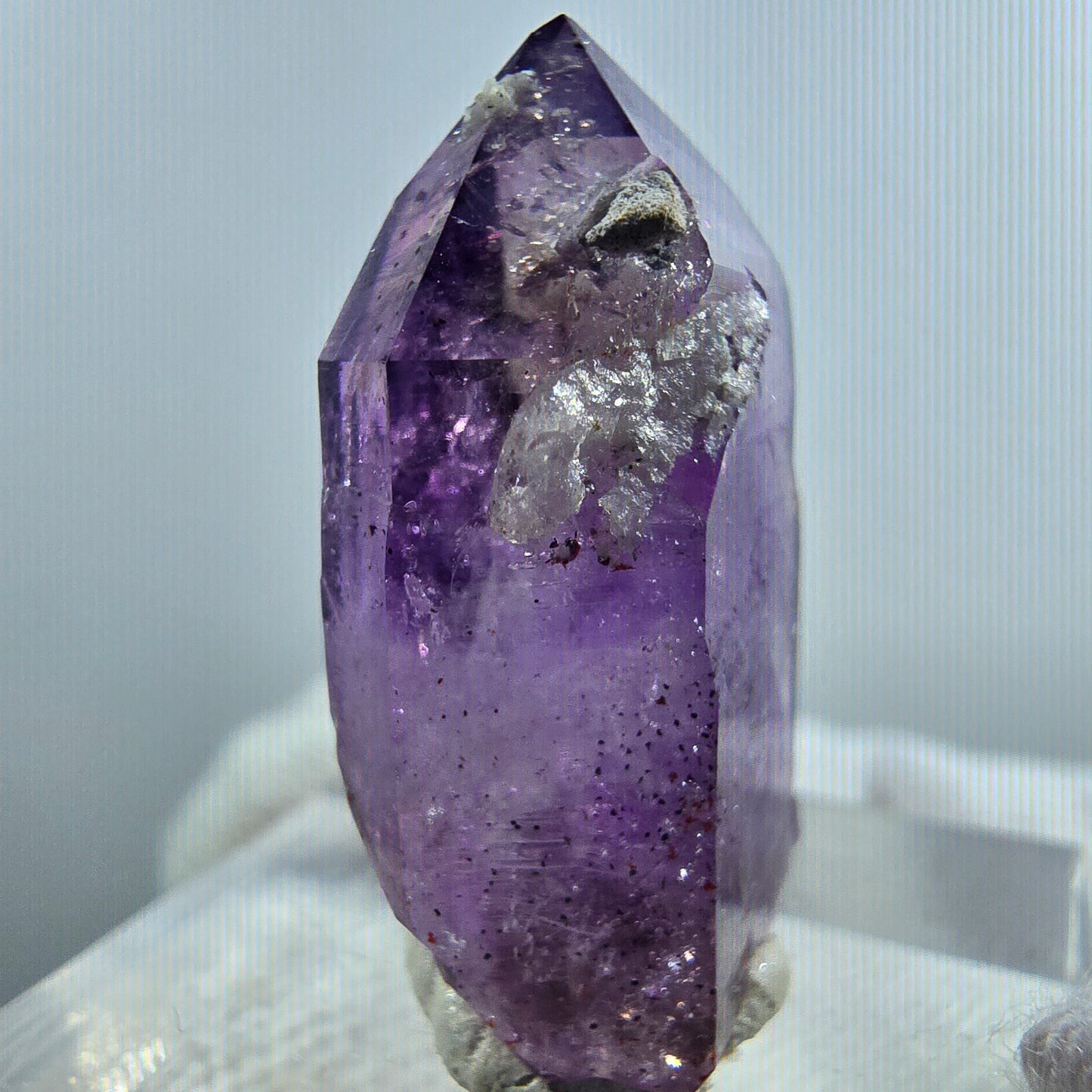 Pointe de sceptre en améthyste fantôme rare à Goboboseb, Namibie, 28 x 16 x 9 mm