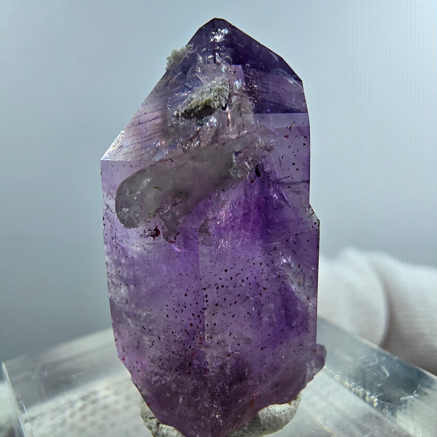 Pointe de sceptre en améthyste fantôme rare à Goboboseb, Namibie, 28 x 16 x 9 mm