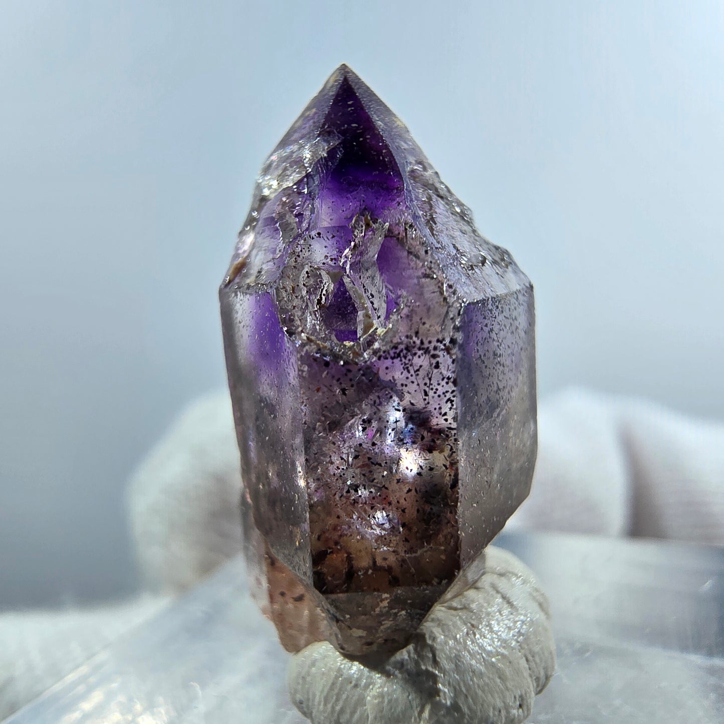 Pointe de sceptre en améthyste fantôme rare de Goboboseb, Namibie, 22 x 12 x 10 mm