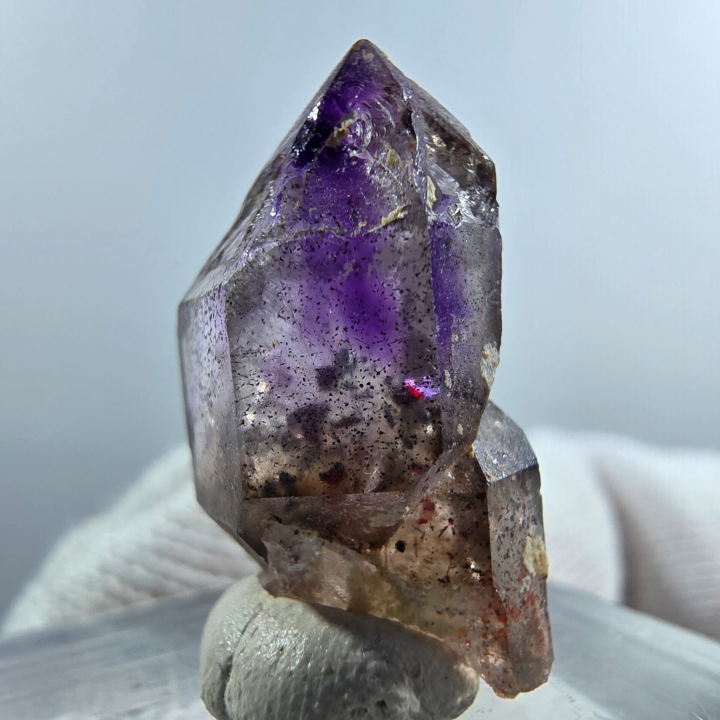 Pointe de sceptre en améthyste fantôme rare de Goboboseb, Namibie, 22 x 12 x 10 mm