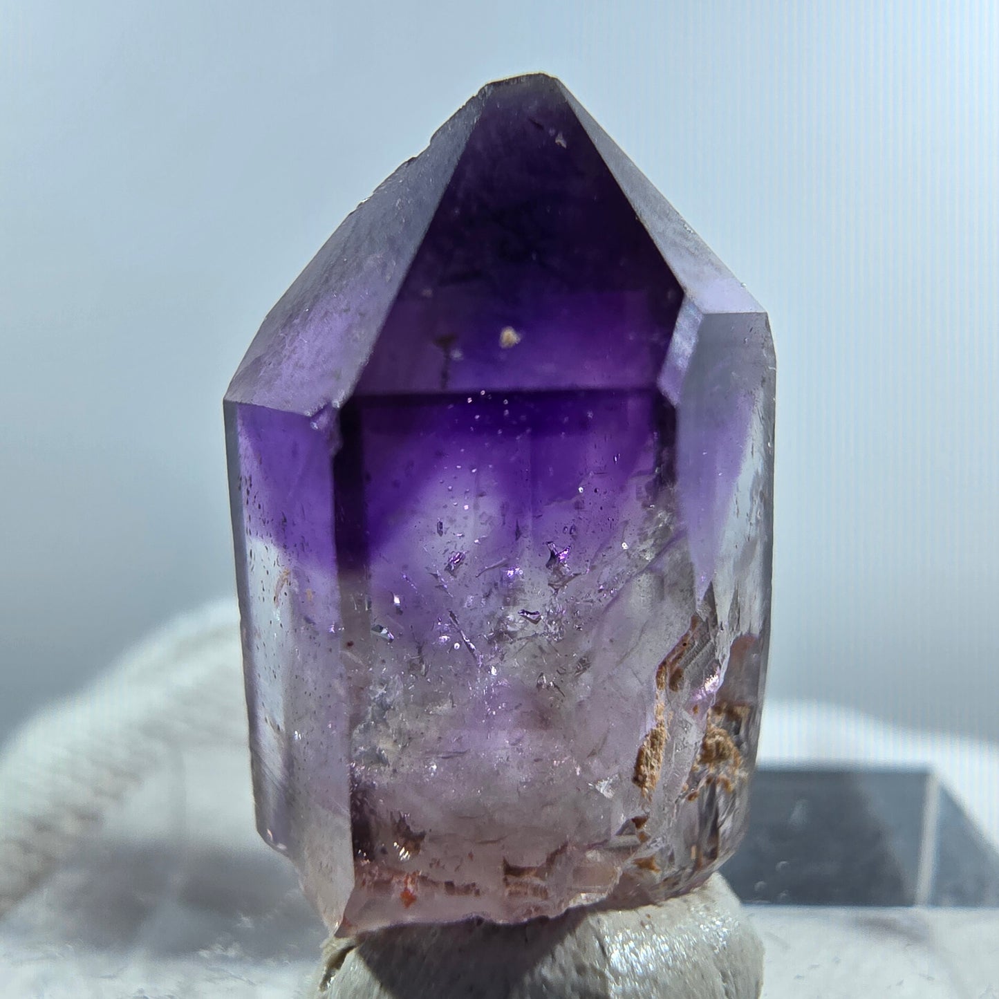Pointe de sceptre en améthyste fantôme rare à Goboboseb, Namibie, 21 x 12 x 11 mm
