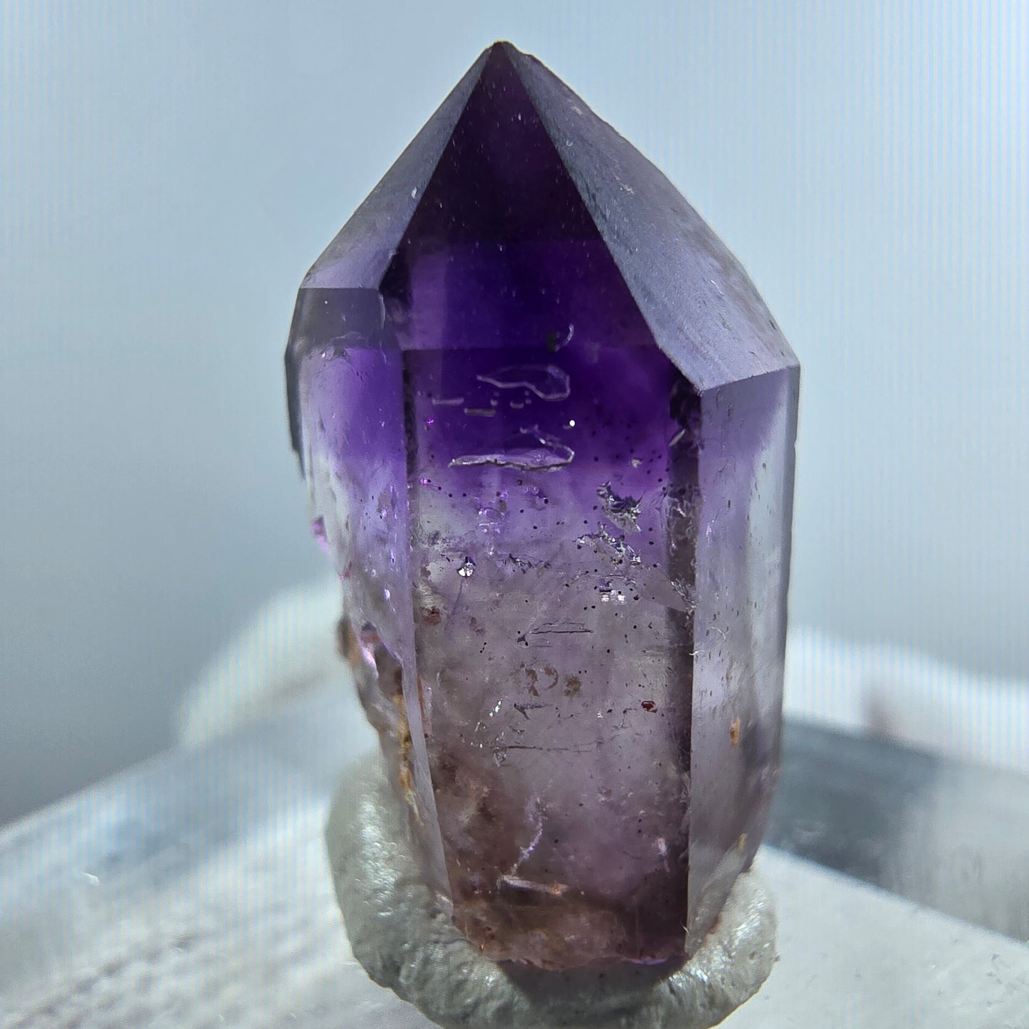 Pointe de sceptre en améthyste fantôme rare à Goboboseb, Namibie, 21 x 12 x 11 mm