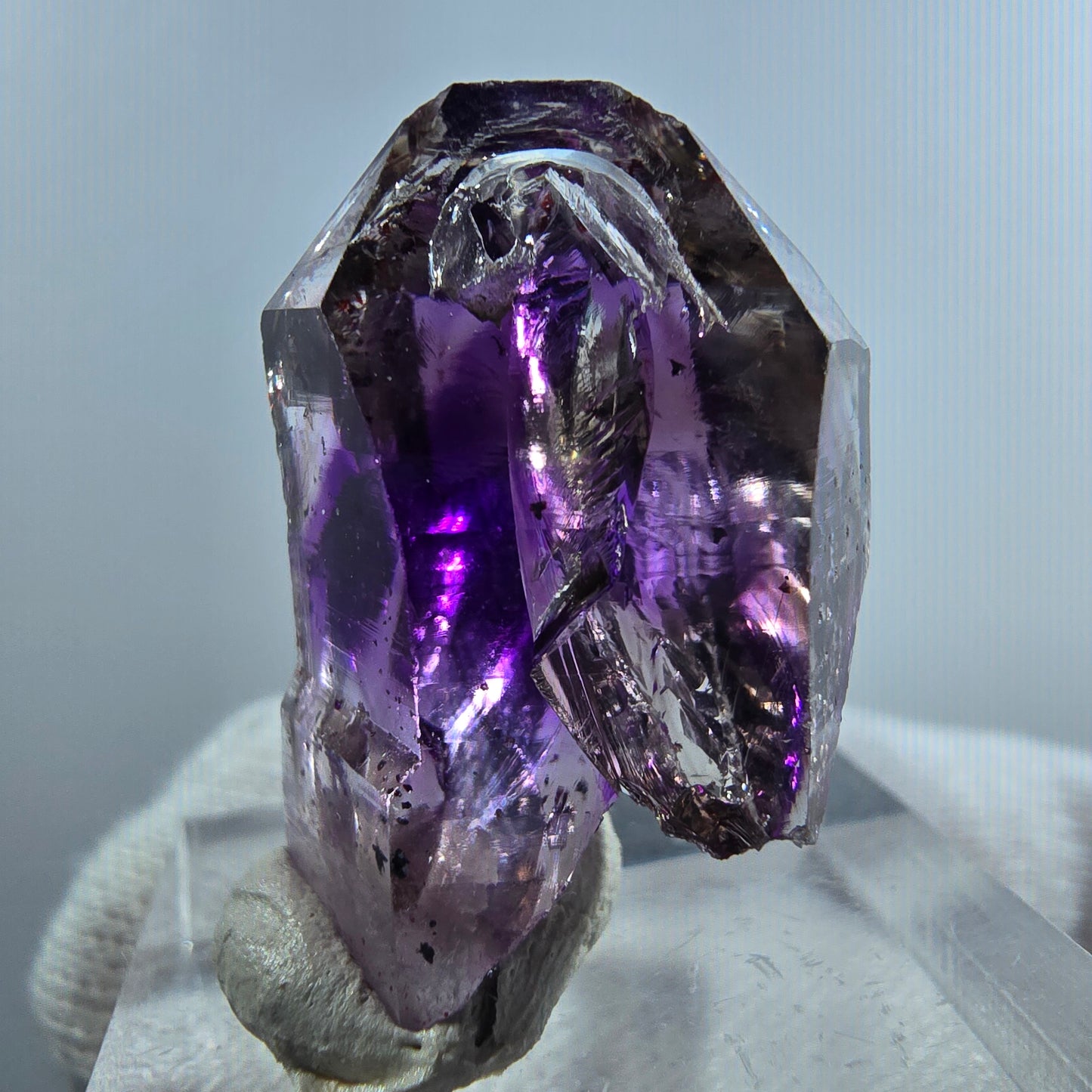 Pointe de sceptre en améthyste fantôme rare à Goboboseb, Namibie, 26 x 18 x 14 mm
