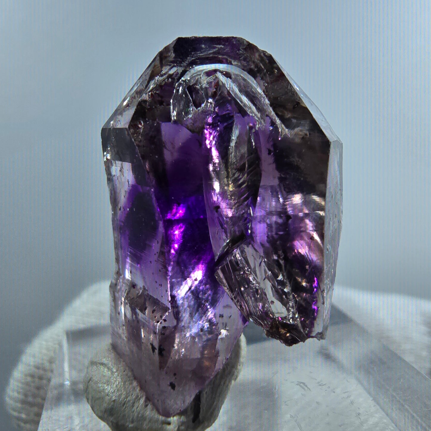 Pointe de sceptre en améthyste fantôme rare à Goboboseb, Namibie, 26 x 18 x 14 mm