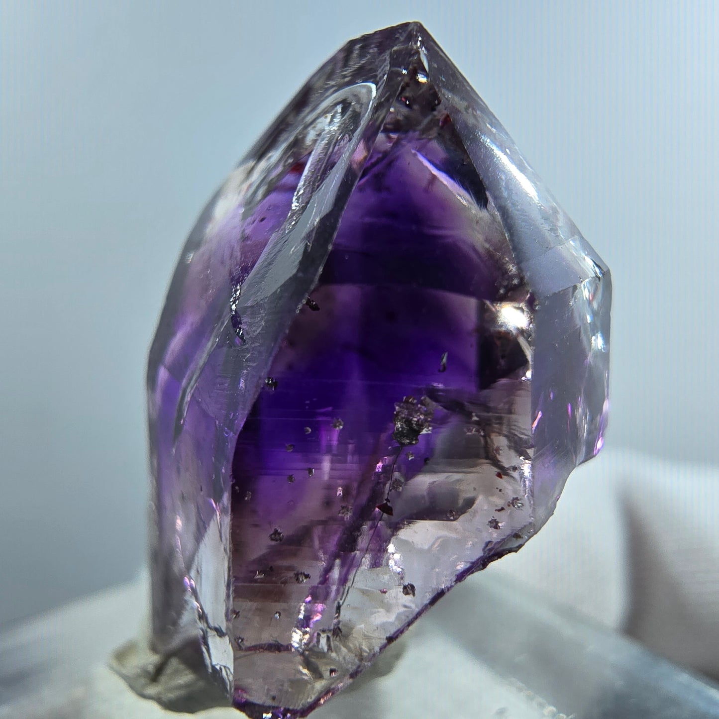Pointe de sceptre en améthyste fantôme rare à Goboboseb, Namibie, 26 x 18 x 14 mm