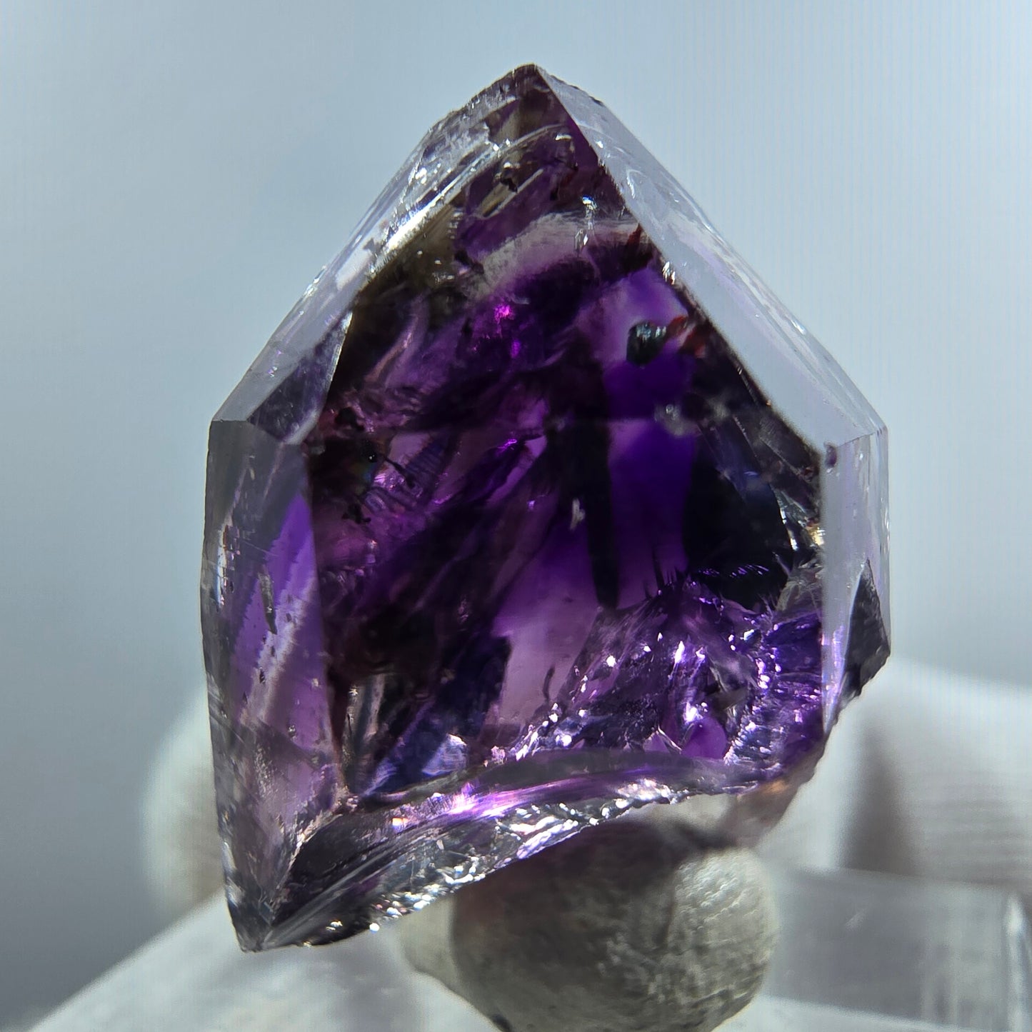 Pointe de sceptre en améthyste fantôme rare à Goboboseb, Namibie, 26 x 18 x 14 mm