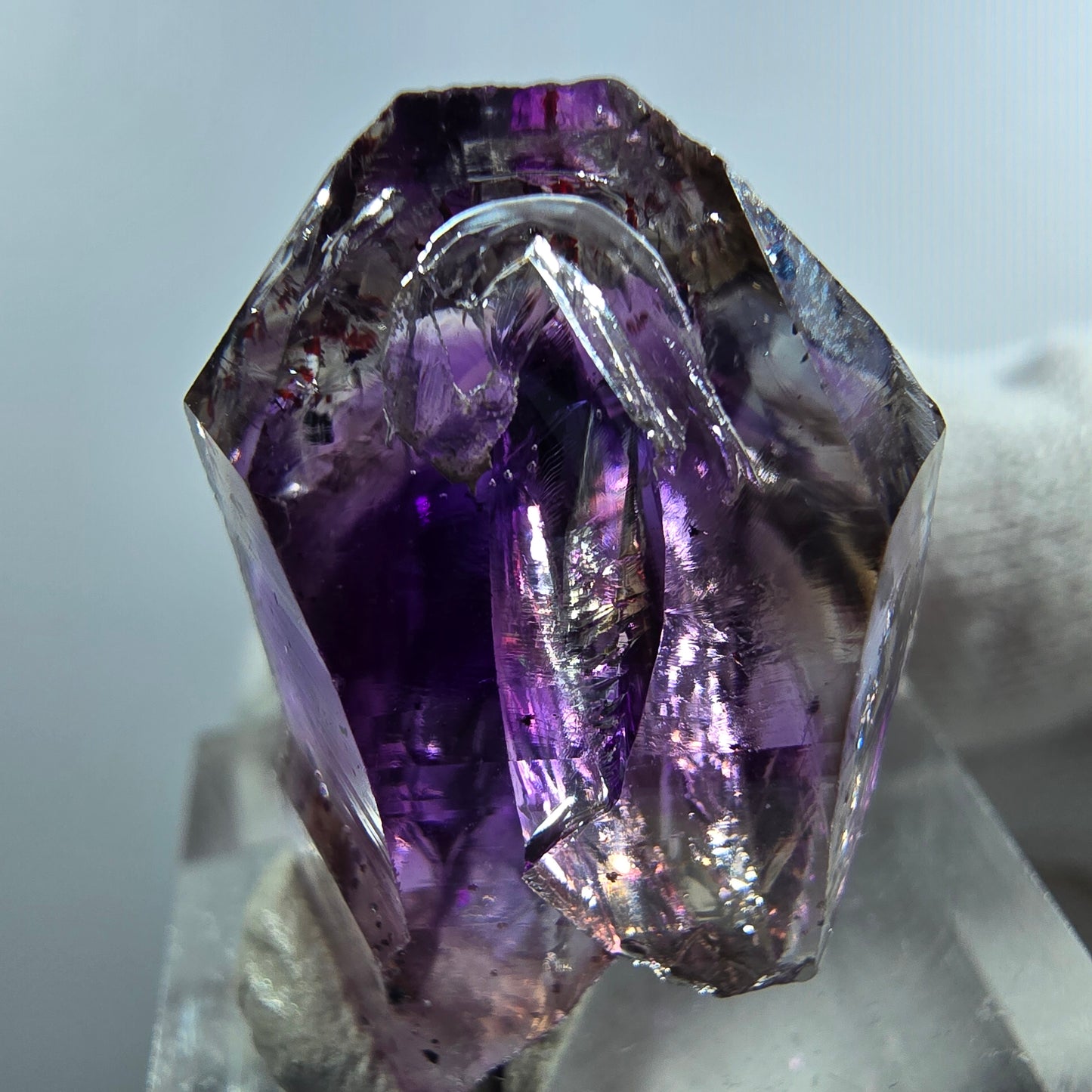 Pointe de sceptre en améthyste fantôme rare à Goboboseb, Namibie, 26 x 18 x 14 mm