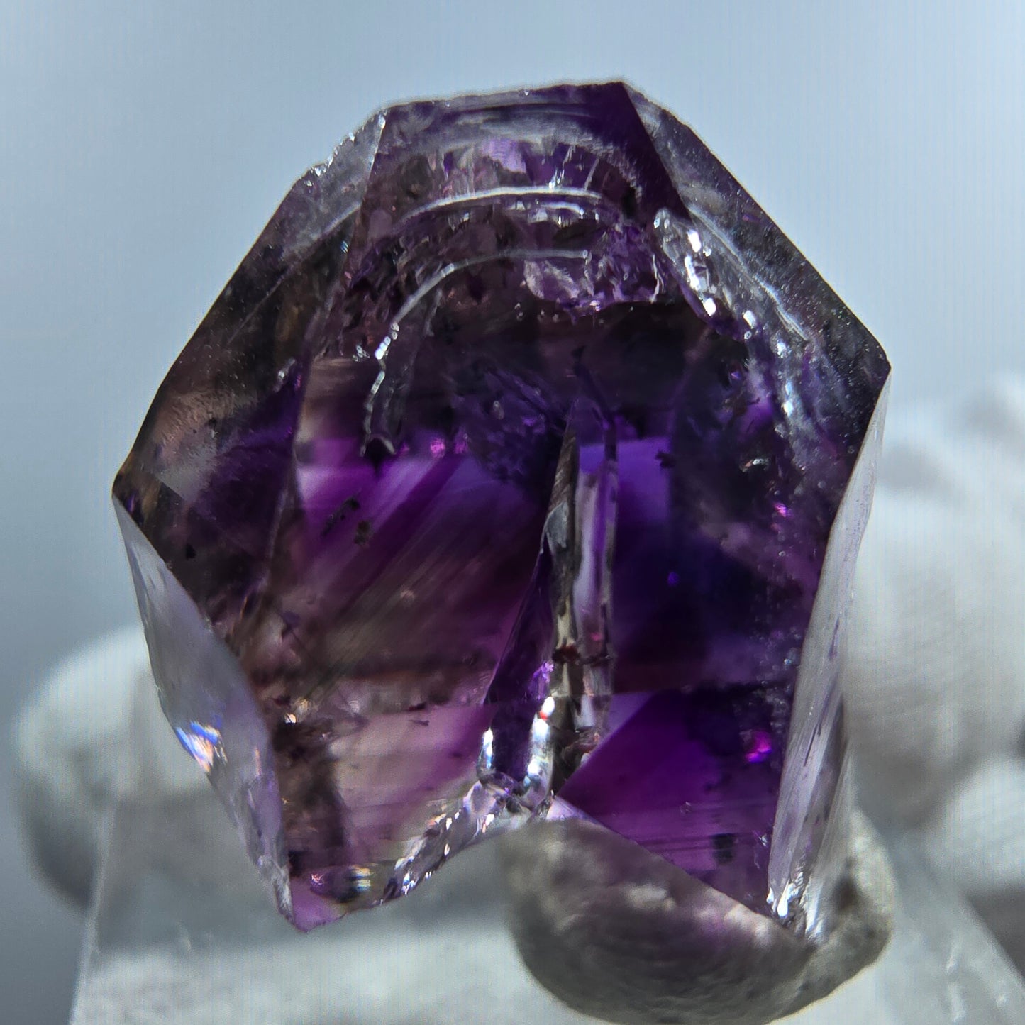 Pointe de sceptre en améthyste fantôme rare à Goboboseb, Namibie, 26 x 18 x 14 mm