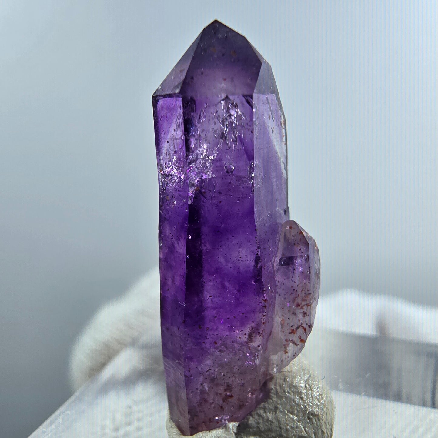 Pointe de sceptre en améthyste fantôme rare, 1x Bubble Goboboseb, Namibie 26 x 10 x 9 mm