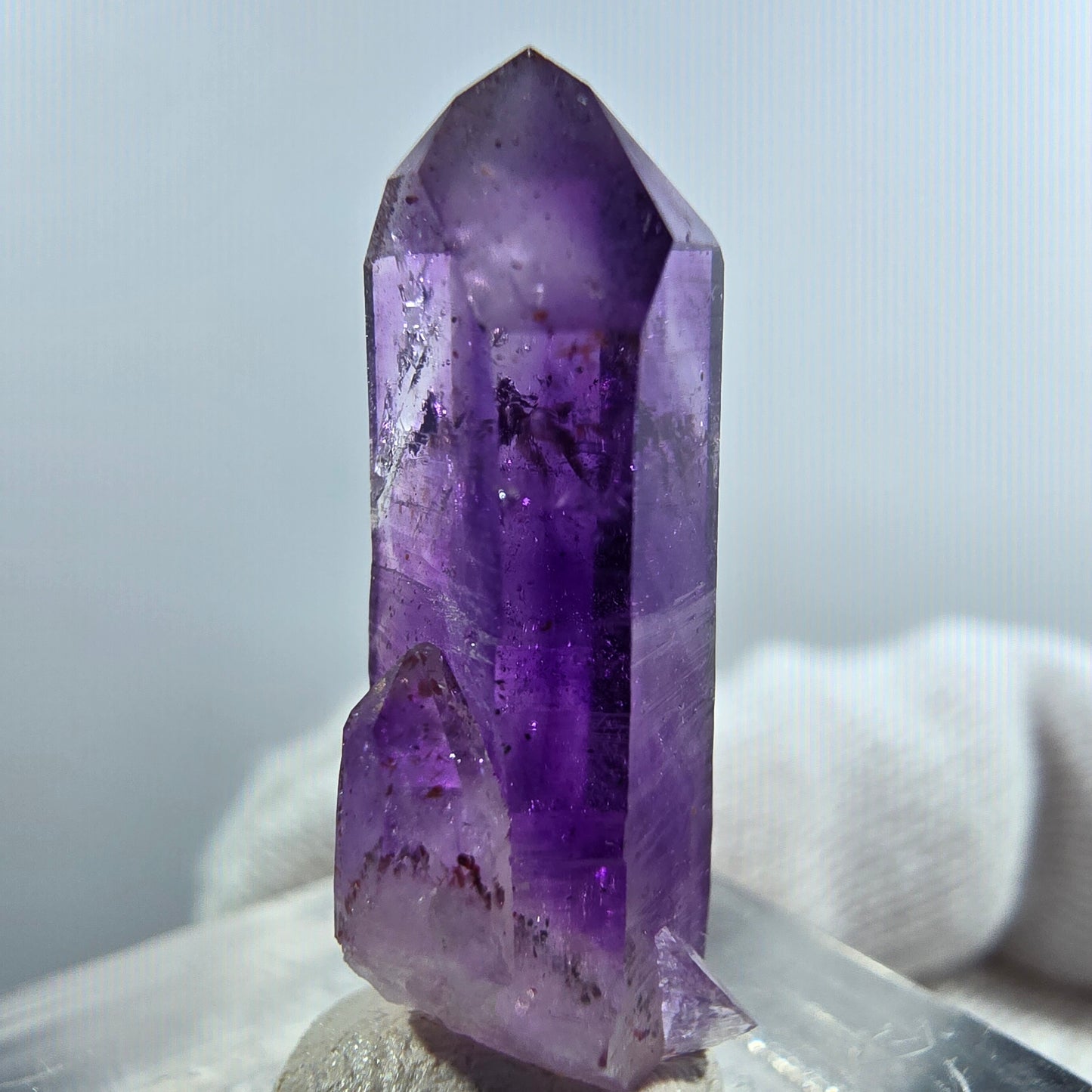 Pointe de sceptre en améthyste fantôme rare, 1x Bubble Goboboseb, Namibie 26 x 10 x 9 mm