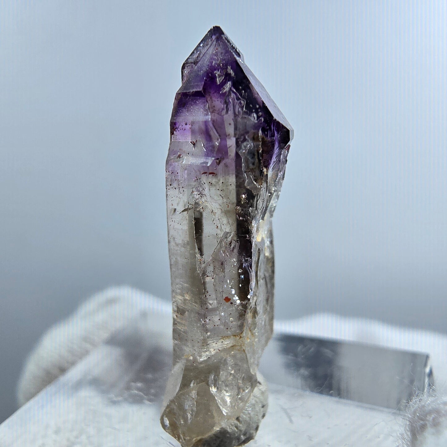 Pointe de sceptre en améthyste fantôme rare à Goboboseb, Namibie, 26 x 9 x 7 mm