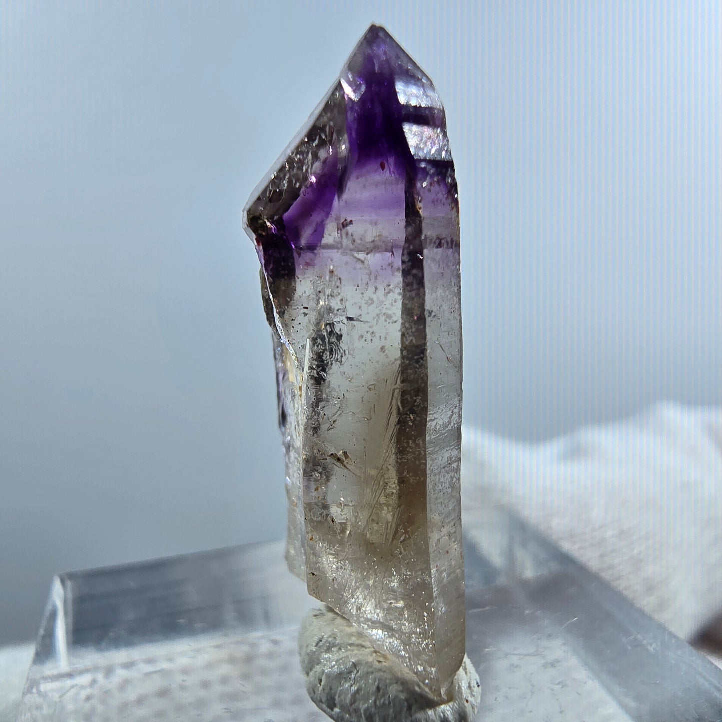 Pointe de sceptre en améthyste fantôme rare à Goboboseb, Namibie, 26 x 9 x 7 mm