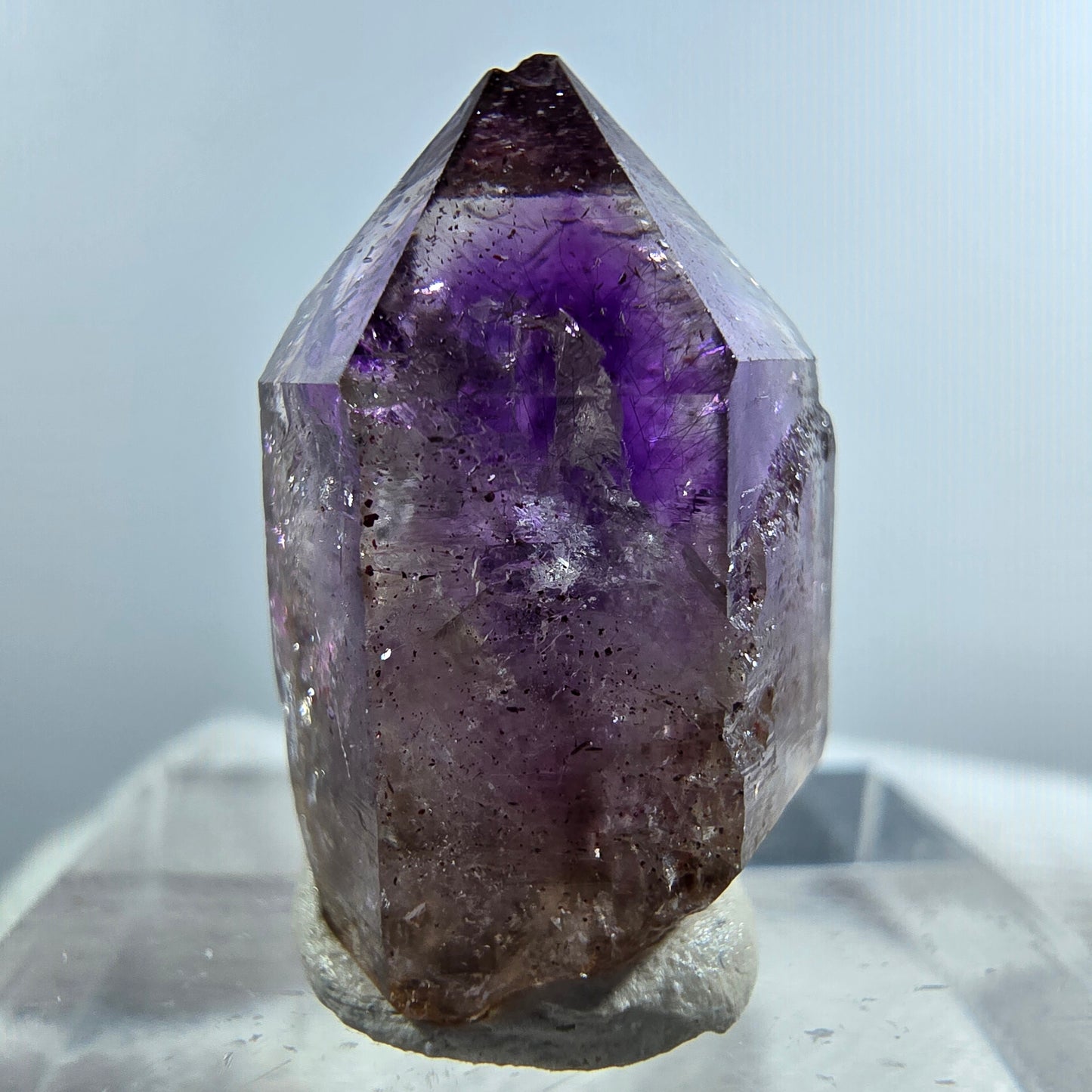Pointe de sceptre en améthyste fantôme rare à Goboboseb, Namibie, 22 x 14 x 12 mm