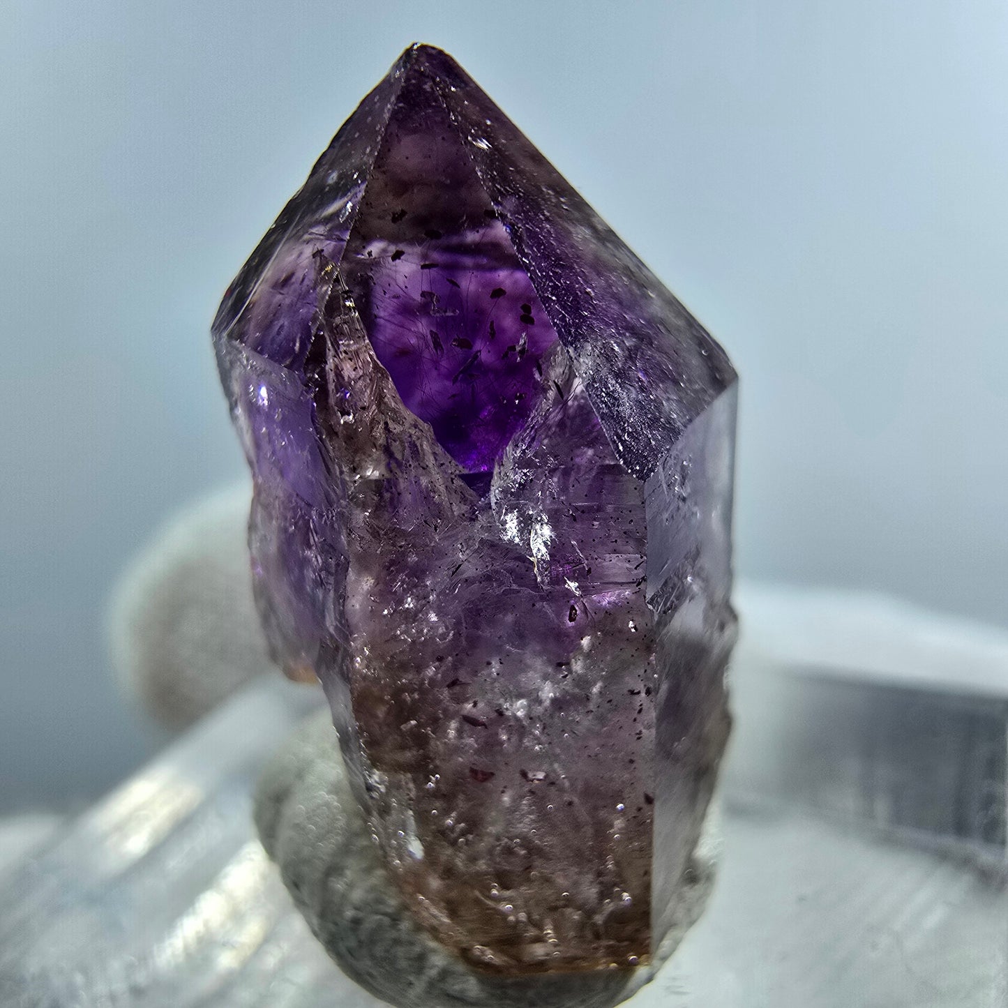 Pointe de sceptre en améthyste fantôme rare à Goboboseb, Namibie, 22 x 14 x 12 mm
