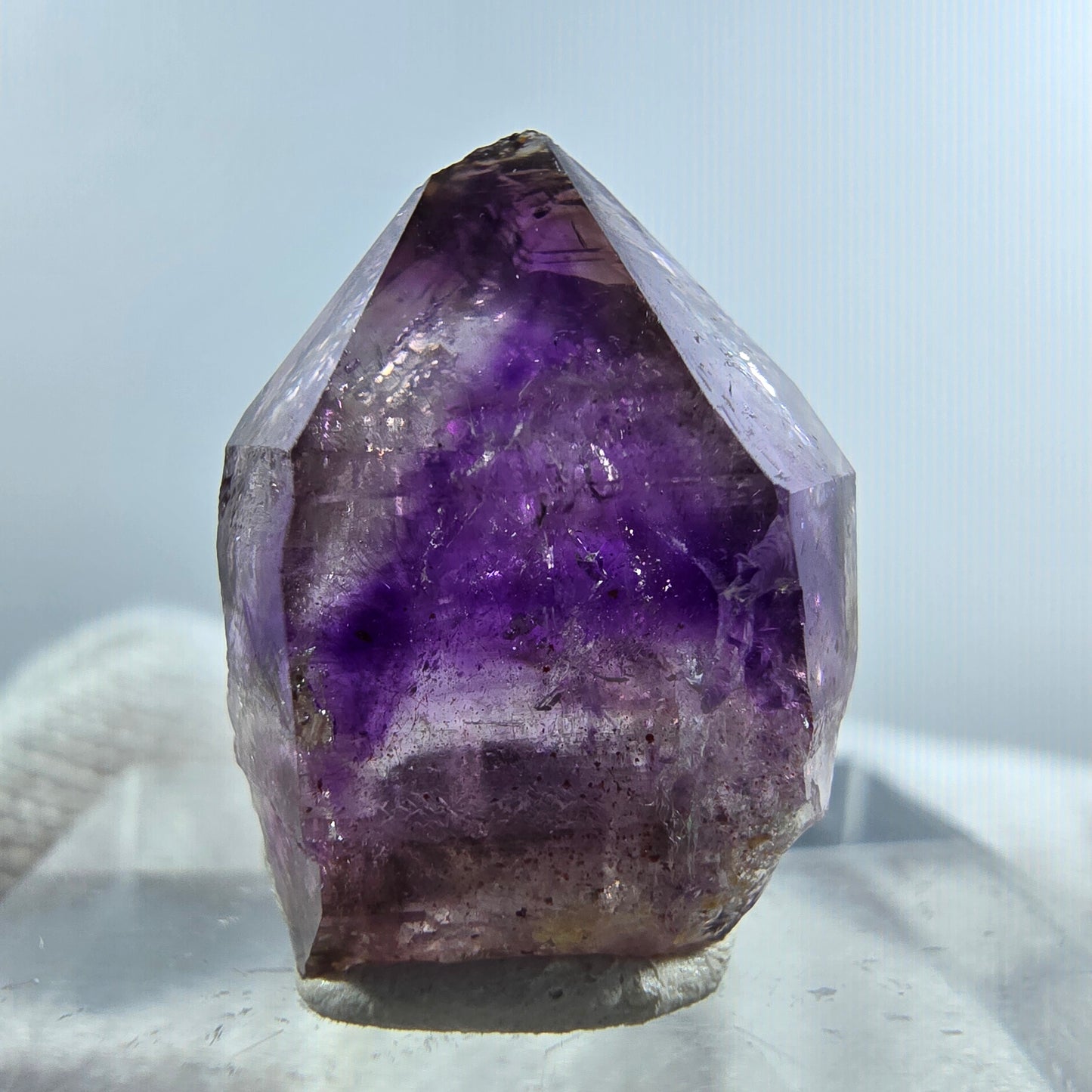 Pointe de sceptre en améthyste fantôme rare à Goboboseb, Namibie, 19 x 15 x 11 mm