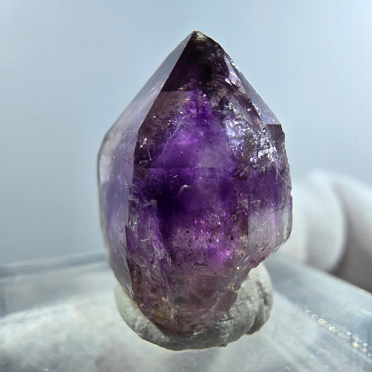 Pointe de sceptre en améthyste fantôme rare à Goboboseb, Namibie, 19 x 15 x 11 mm