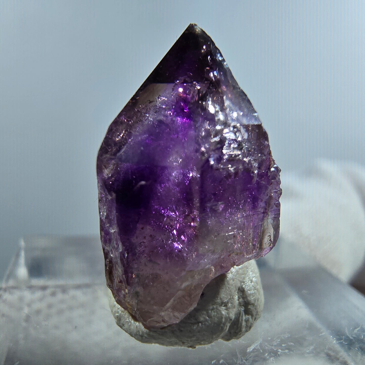 Pointe de sceptre en améthyste fantôme rare à Goboboseb, Namibie, 19 x 15 x 11 mm