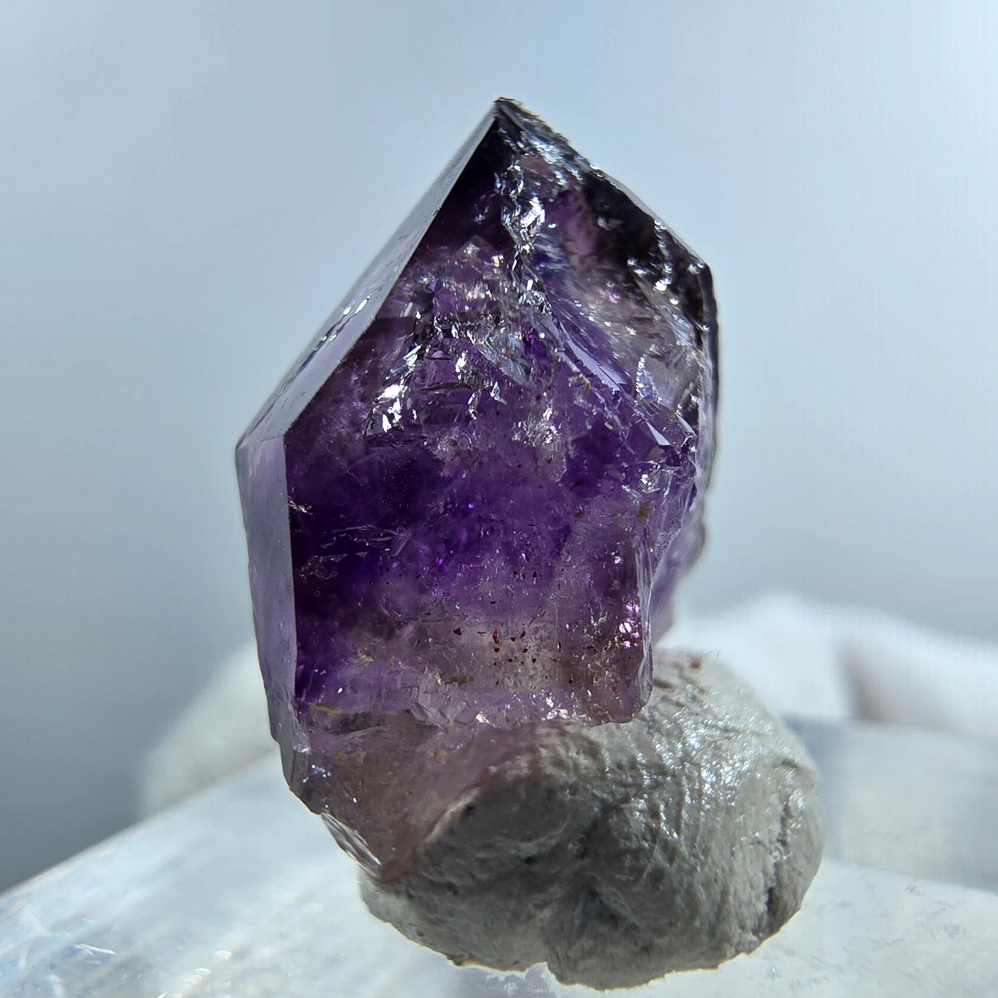 Pointe de sceptre en améthyste fantôme rare à Goboboseb, Namibie, 19 x 15 x 11 mm