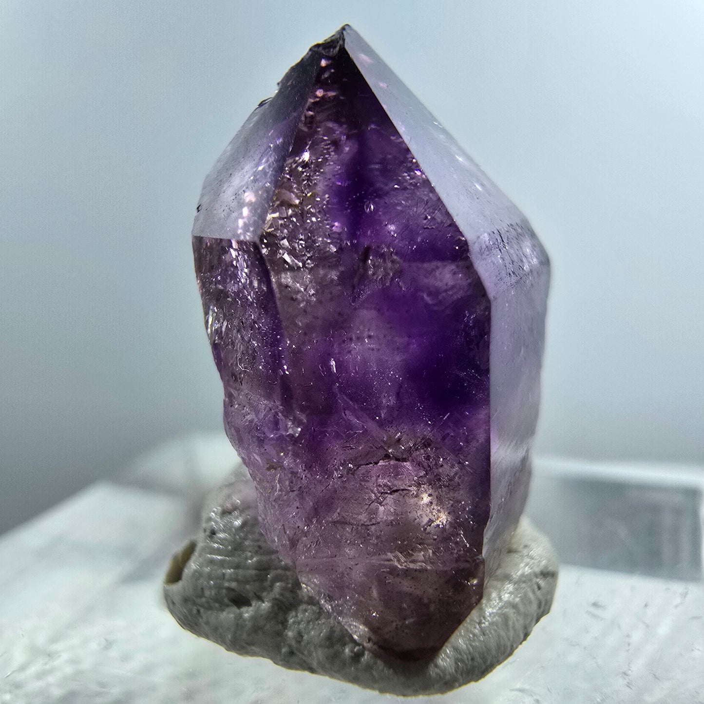 Pointe de sceptre en améthyste fantôme rare à Goboboseb, Namibie, 19 x 15 x 11 mm