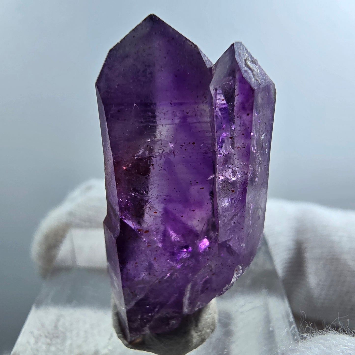 Pointe de sceptre en améthyste fantôme rare de Goboboseb, Namibie, 30 x 15 x 9 mm