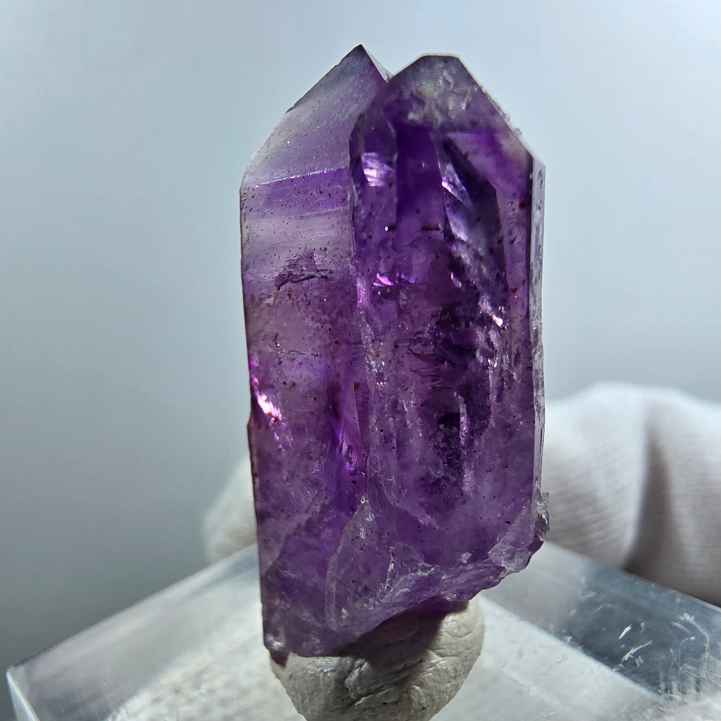 Pointe de sceptre en améthyste fantôme rare de Goboboseb, Namibie, 30 x 15 x 9 mm