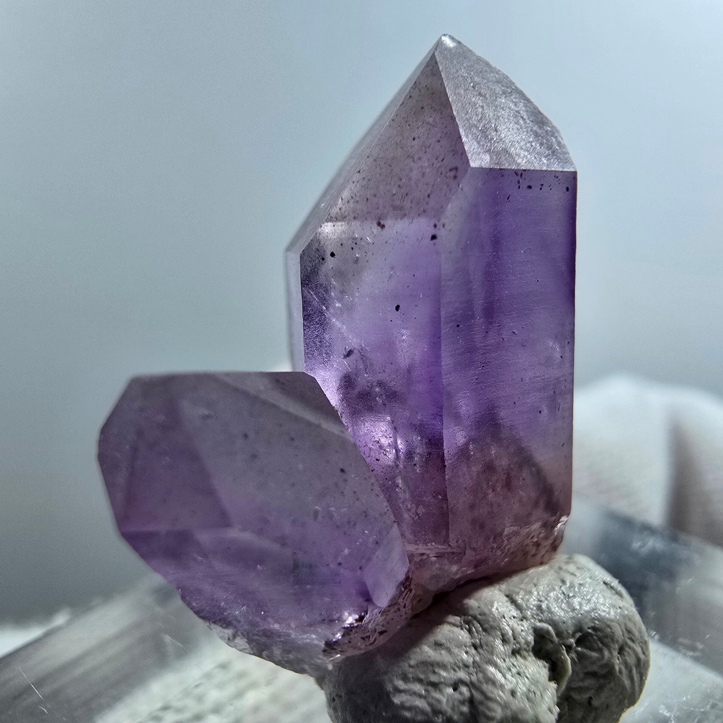 Spécimen rare d'améthyste fantôme de Goboboseb, Namibie, 24 x 21 x 9 mm