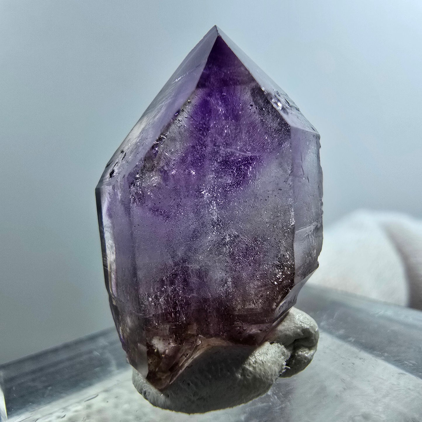 Pointe de sceptre en améthyste fantôme rare à Goboboseb, Namibie, 22 x 15 x 11 mm