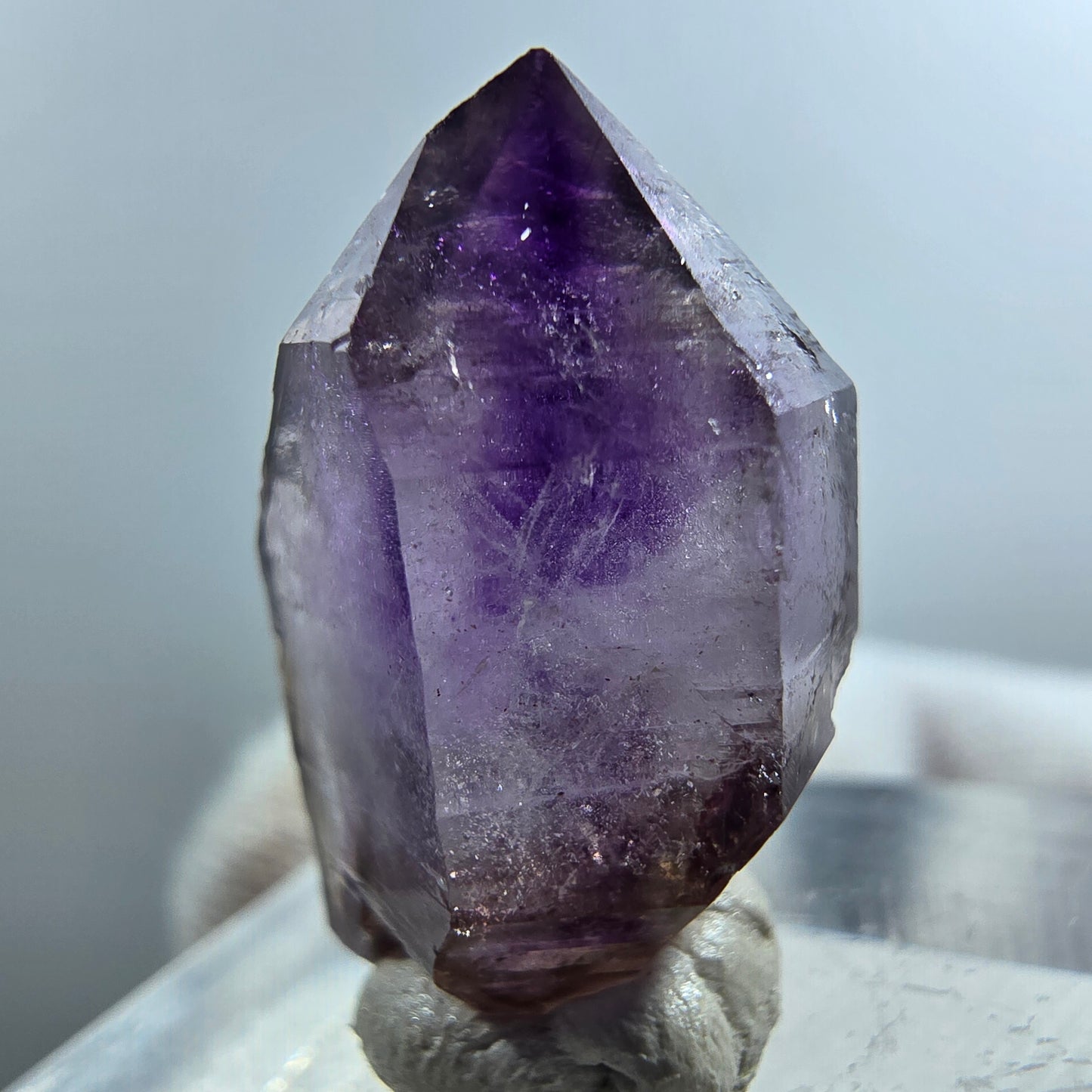 Pointe de sceptre en améthyste fantôme rare à Goboboseb, Namibie, 22 x 15 x 11 mm