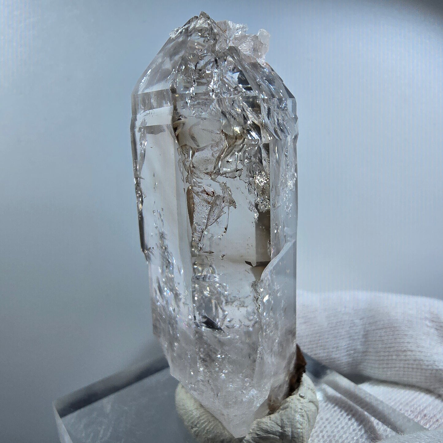 Sceptre en quartz fumé fantôme, calcite, hématite, poche Valentine Goboboseb Namibie 65 x 30 x 22 mm