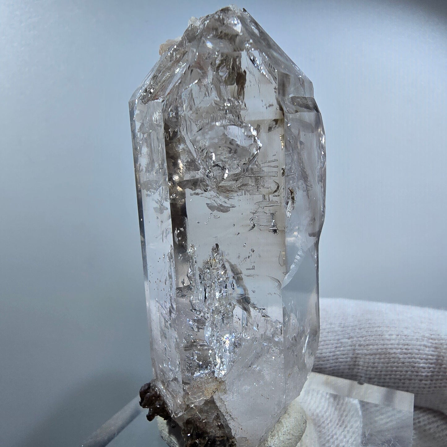 Sceptre en quartz fumé fantôme, calcite, hématite, poche Valentine Goboboseb Namibie 65 x 30 x 22 mm