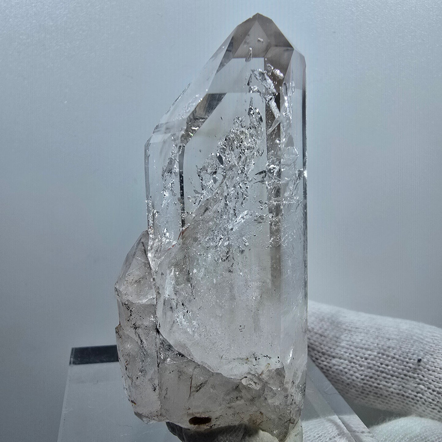 Sceptre en quartz fumé fantôme lémurien, scène de la Saint-Valentin, Goboboseb de poche, Namibie, 64 x 29 x 20 mm