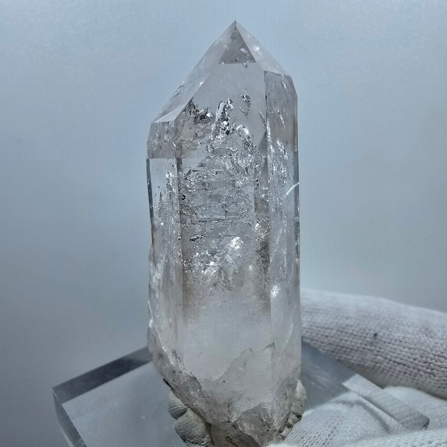 Sceptre en quartz fumé fantôme lémurien, scène de la Saint-Valentin, Goboboseb de poche, Namibie, 64 x 29 x 20 mm