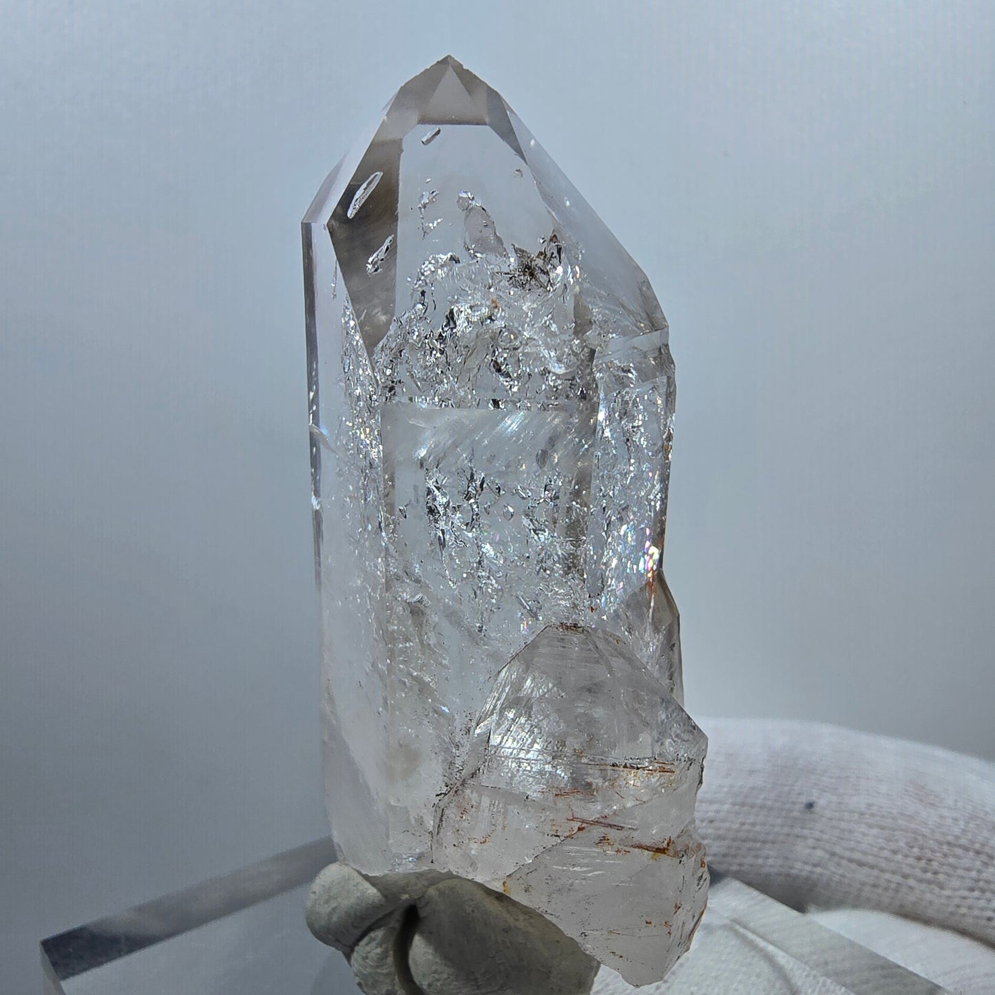 Sceptre en quartz fumé fantôme lémurien, scène de la Saint-Valentin, Goboboseb de poche, Namibie, 64 x 29 x 20 mm