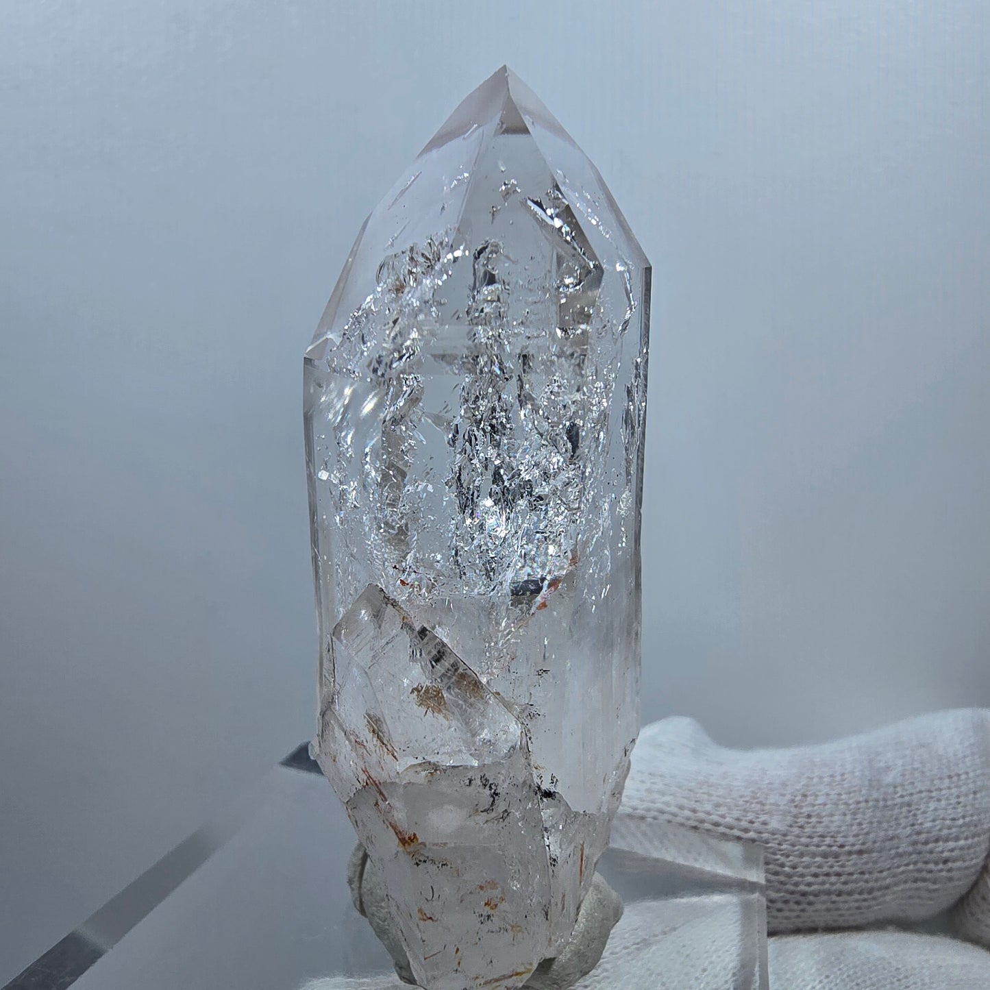 Sceptre en quartz fumé fantôme lémurien, scène de la Saint-Valentin, Goboboseb de poche, Namibie, 64 x 29 x 20 mm