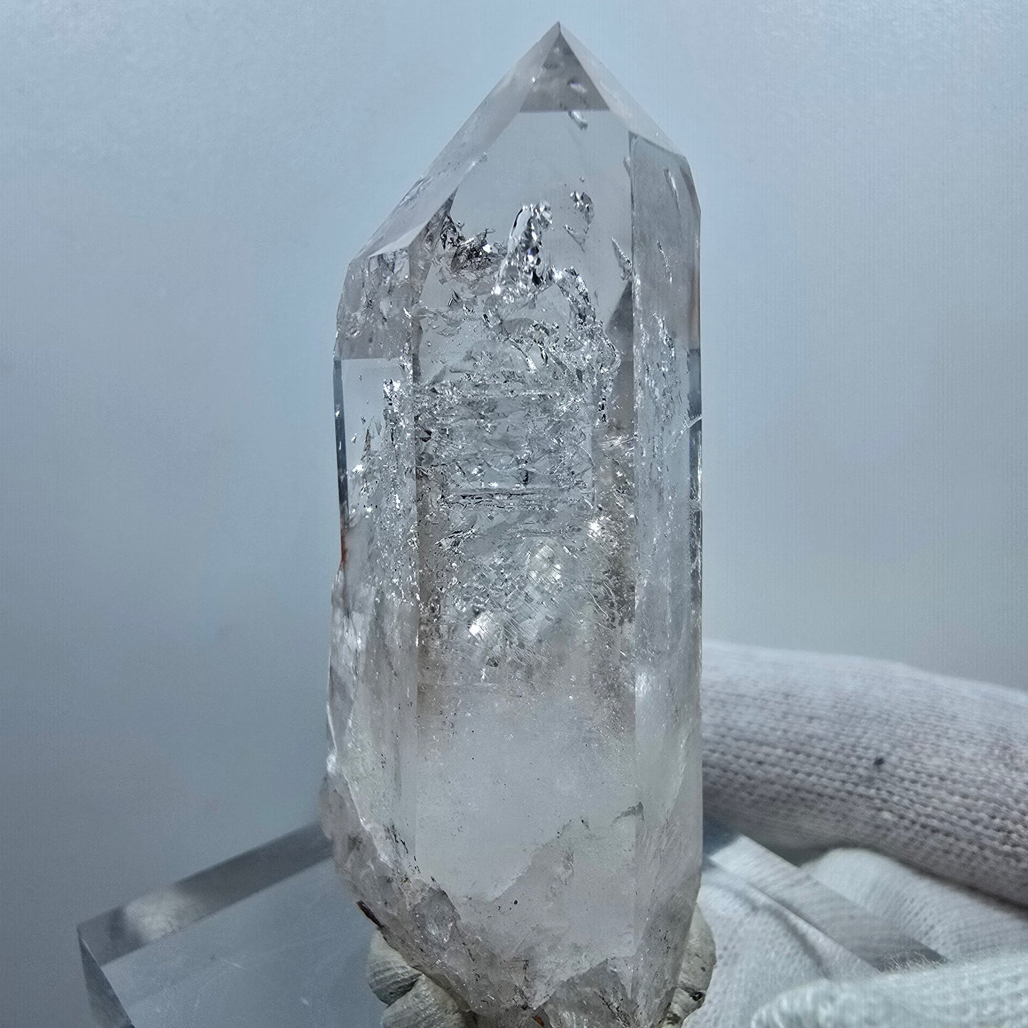 Sceptre en quartz fumé fantôme lémurien, scène de la Saint-Valentin, Goboboseb de poche, Namibie, 64 x 29 x 20 mm
