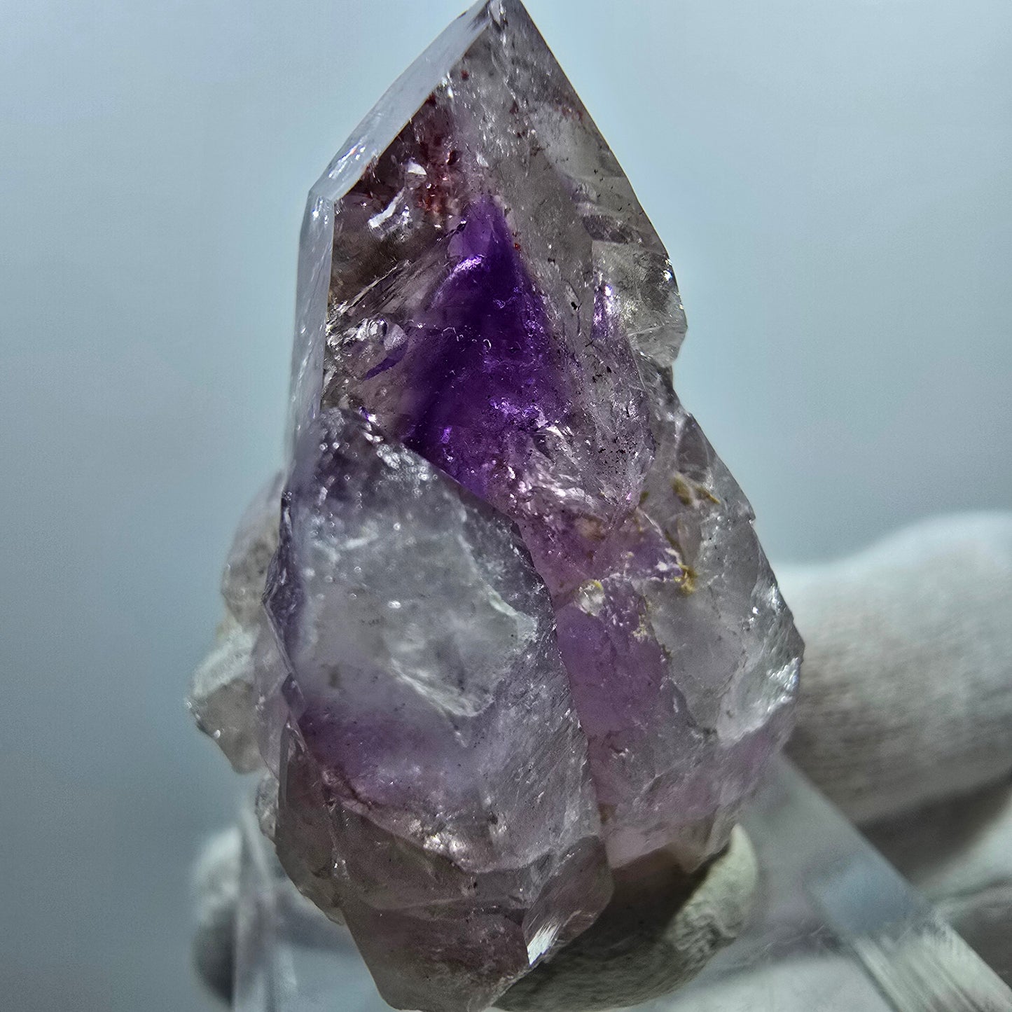 Améthyste fantôme jumelle avec hématite rouge Valentine Pocket Goboboseb Namibie 37*28*25mm