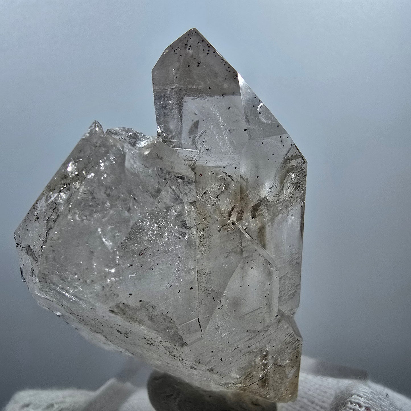 Quartz fumé fantôme DT Sceptre squelette Hématite Valentine Pocket Goboboseb Namibie 64*40*31mm