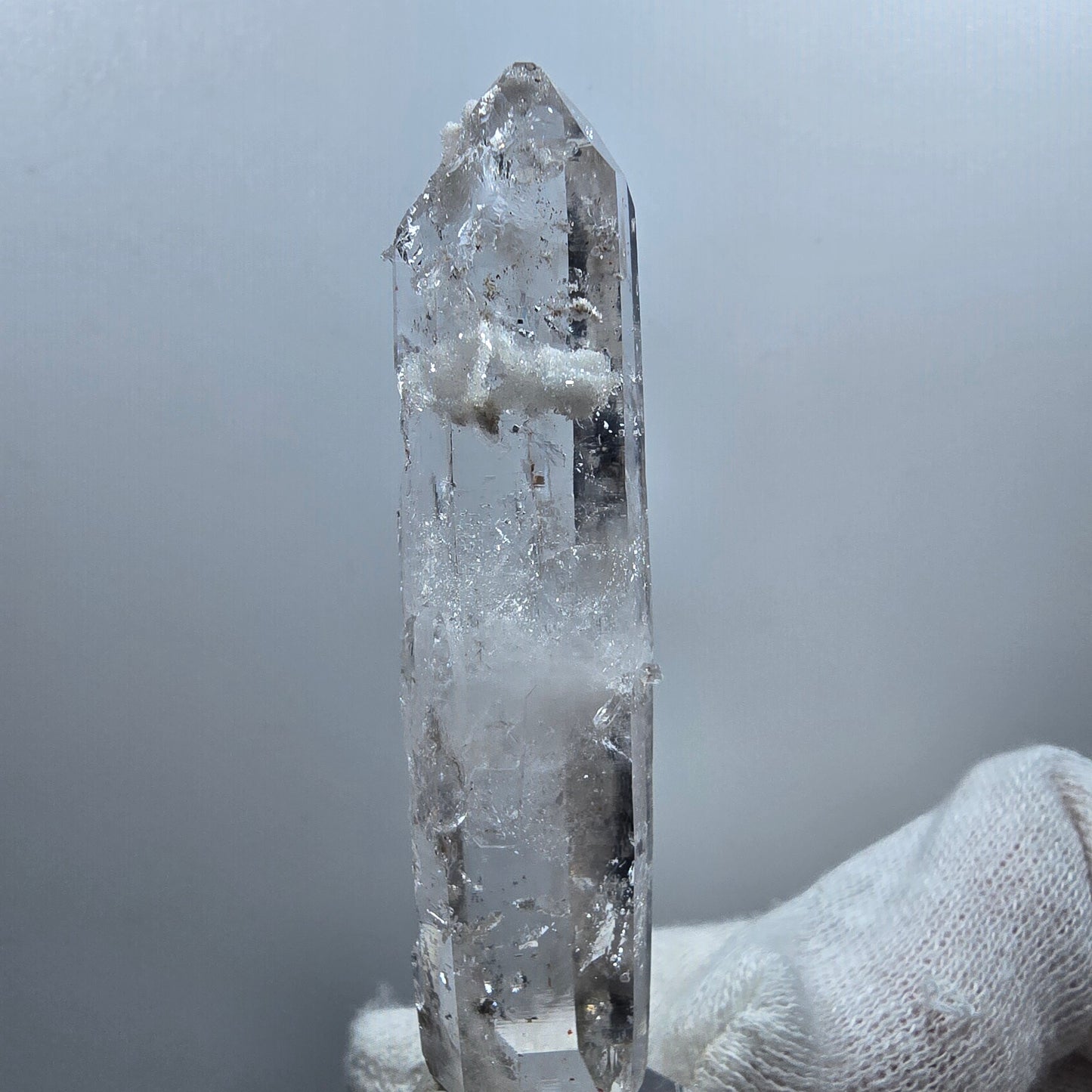 Quartz fumé lémurien Enhydro DT, quartz druze Valentine Pocket Goboboseb Namibie 69 x 17 x 13 mm