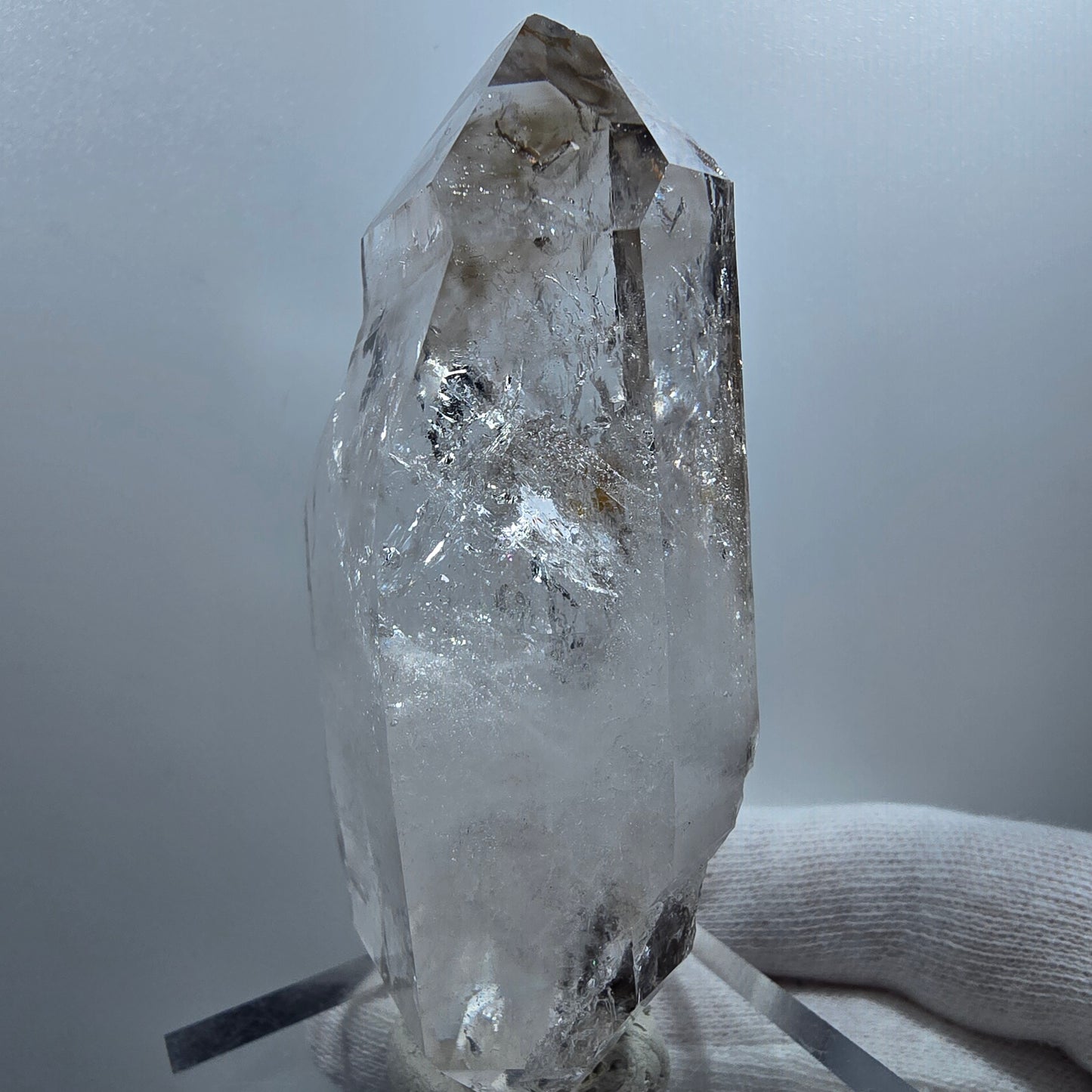 Sceptre DT Enhydro en quartz fumé lémurien, gobo de poche UV en calcite Valentine. Namibie 80 x 40 x 29 mm