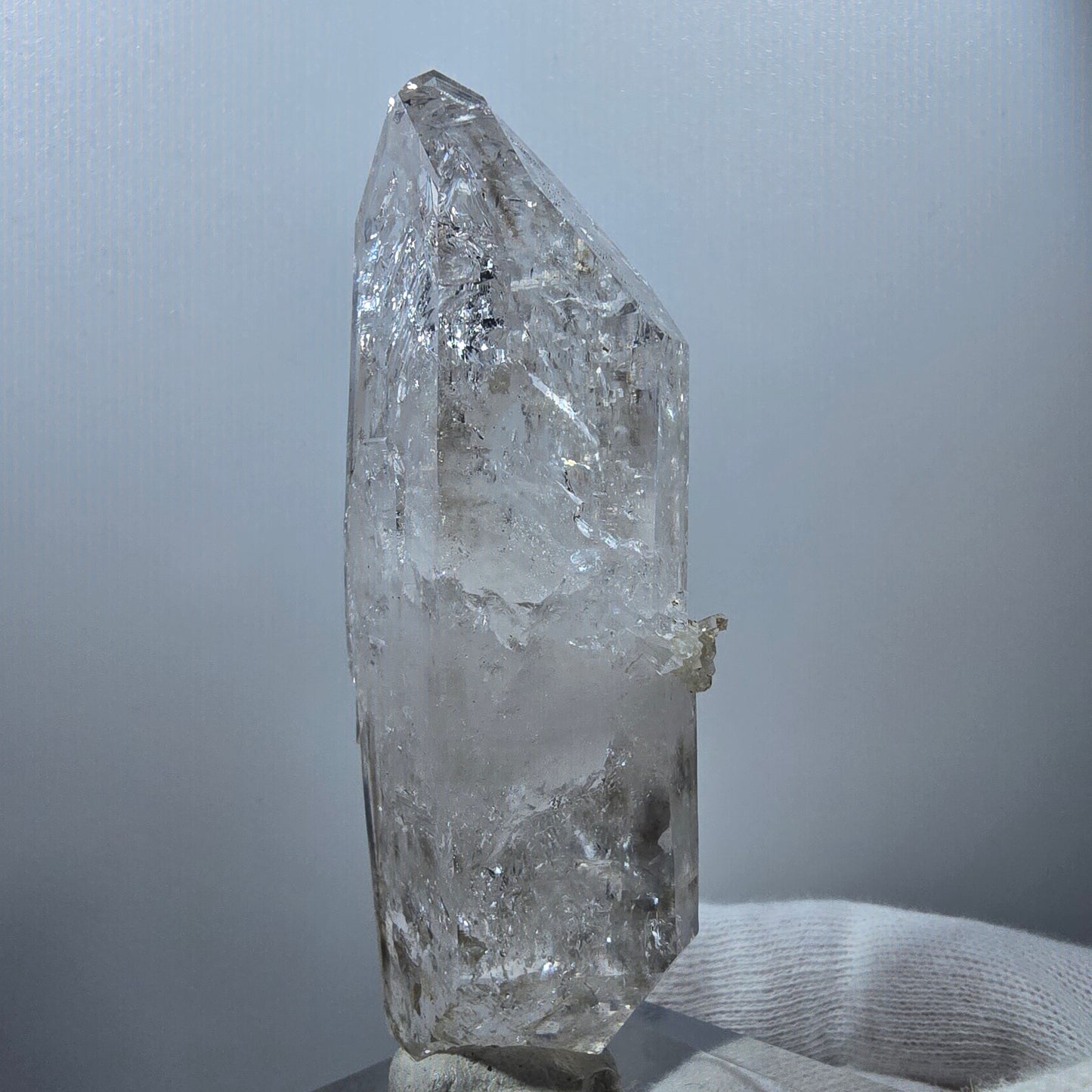 Sceptre DT en quartz fumé lémurien Enhydro, 1 gobob de poche Bubble Valentine. Namibie 89 x 33 x 21 mm