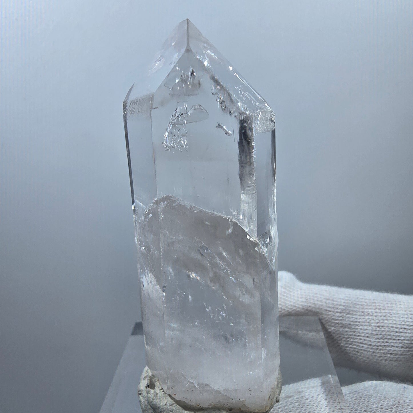 Gobos de poche Valentine en pointe de quartz clair cicatrisé. Namibie, 69 x 24 x 23 mm.