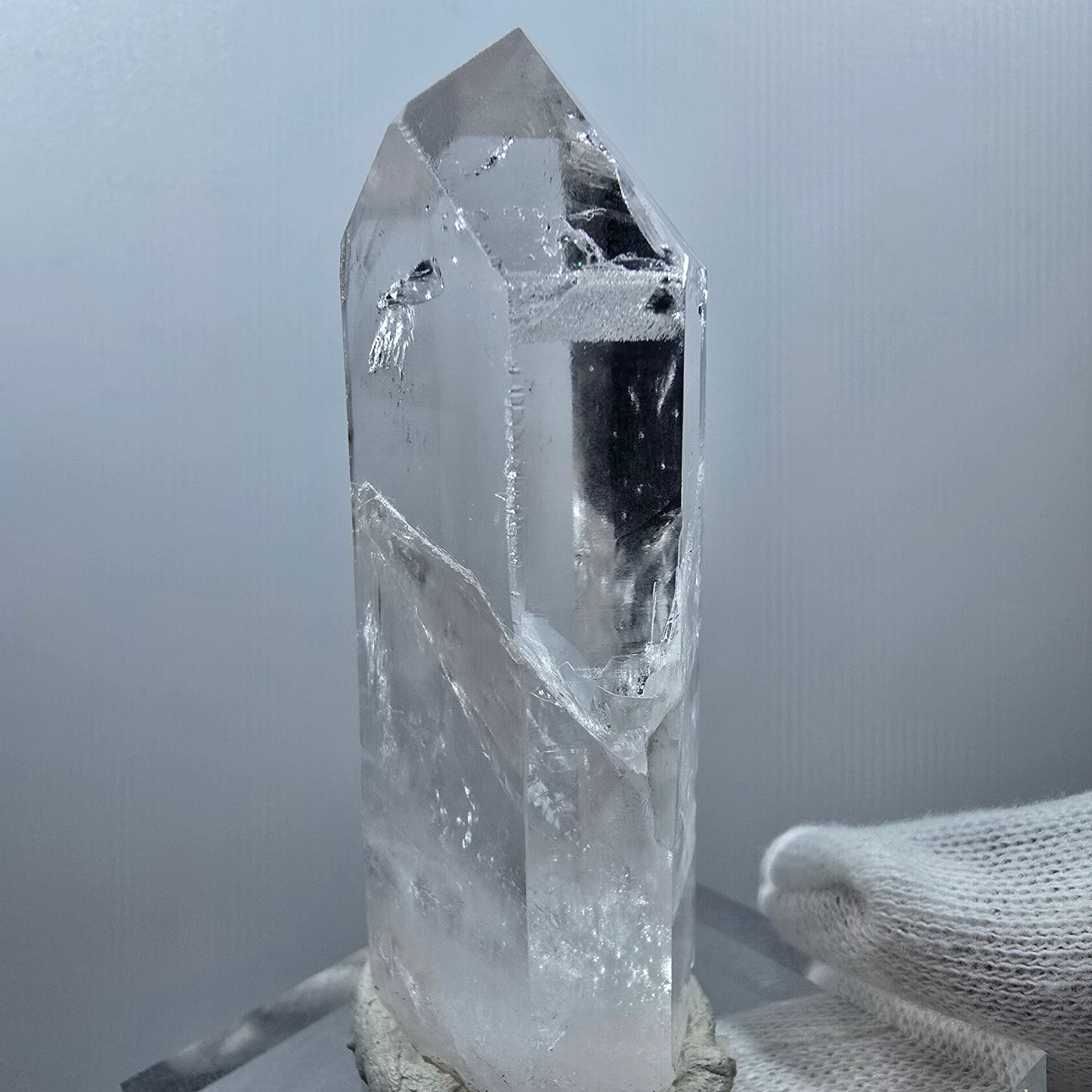 Gobos de poche Valentine en pointe de quartz clair cicatrisé. Namibie, 69 x 24 x 23 mm.