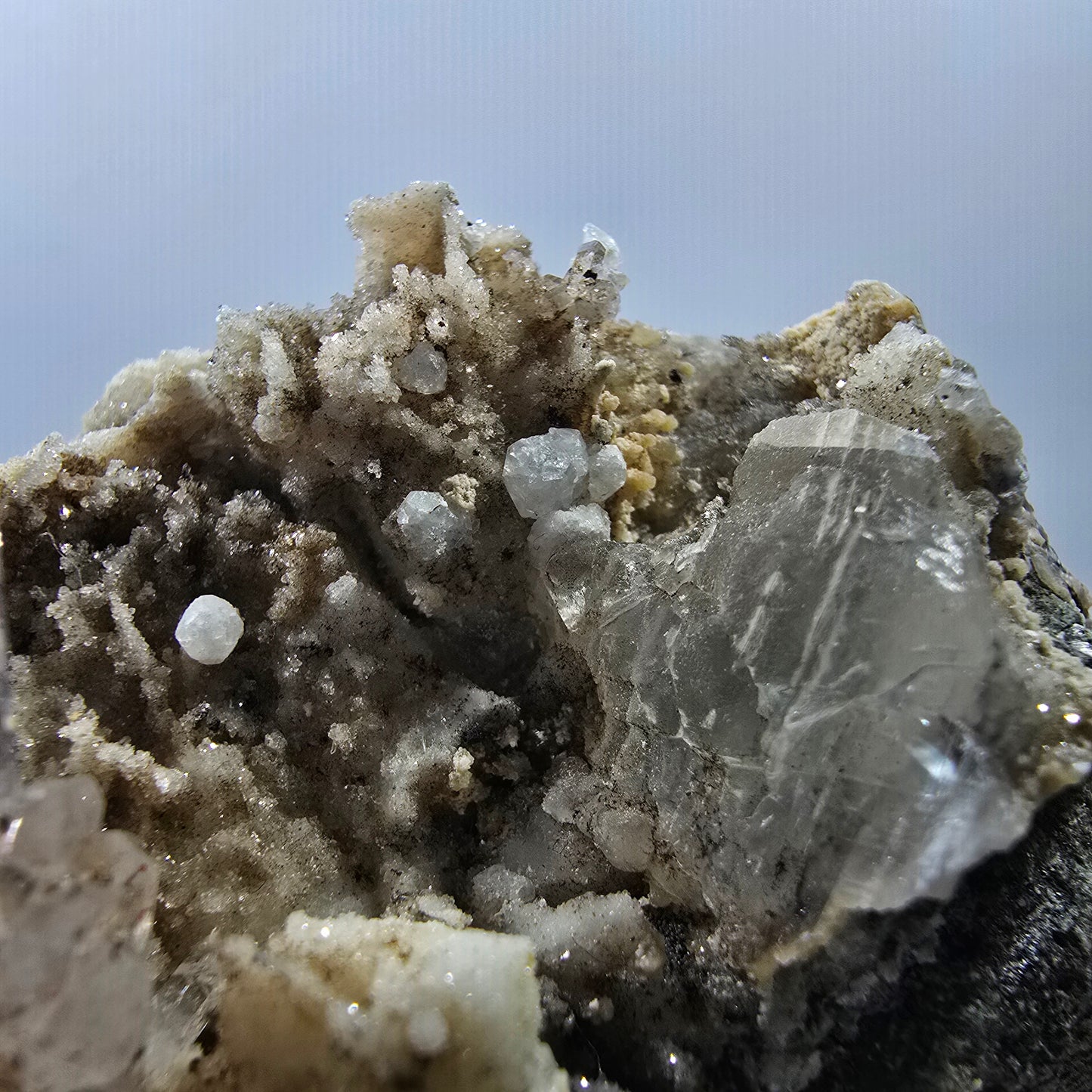 Améthyste Fantôme Harlequin, calcite UV sur matrice Valentine Pocket Gobob. Namibie 78 x 65 x 46 mm