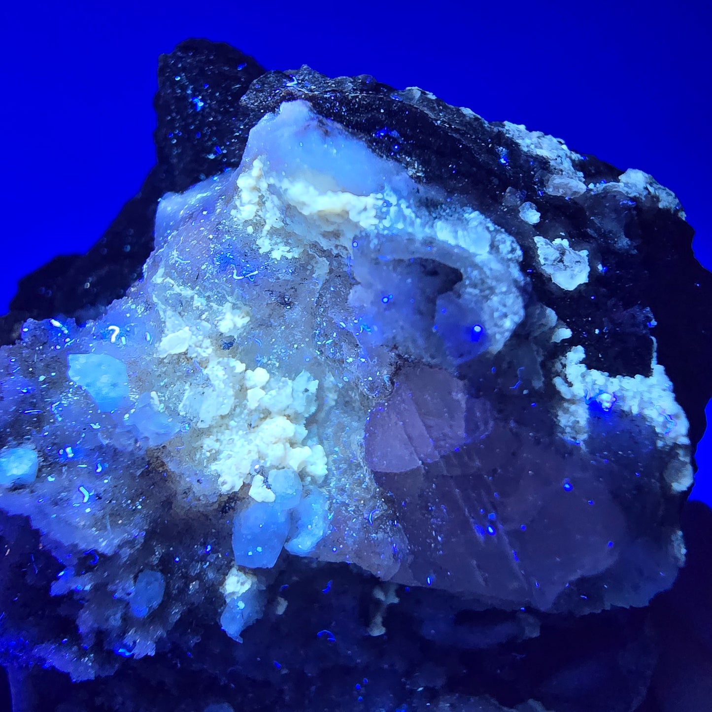 Améthyste Fantôme Harlequin, calcite UV sur matrice Valentine Pocket Gobob. Namibie 78 x 65 x 46 mm