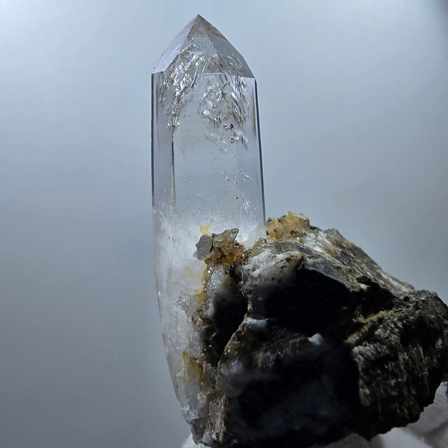 Quartz fumé fantôme, calcite UV sur matrice, spécimen Valentine Pocket Gobobs. Namibie, 68 x 59 x 45 mm.