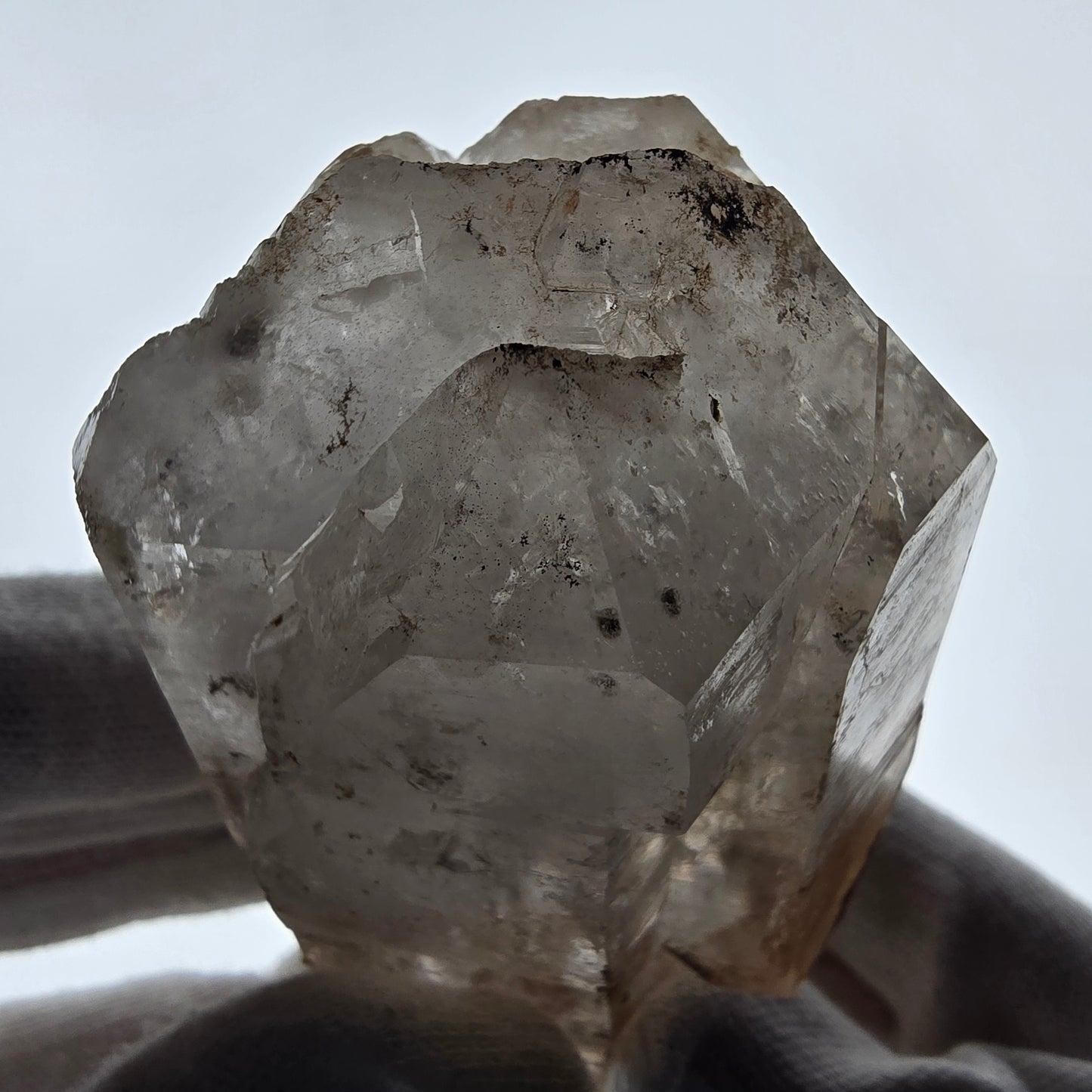 Quartz fumé squelette fantôme lémurien DT, calcite UV Valentine Pocket, Namibie 129 x 61 x 48 mm