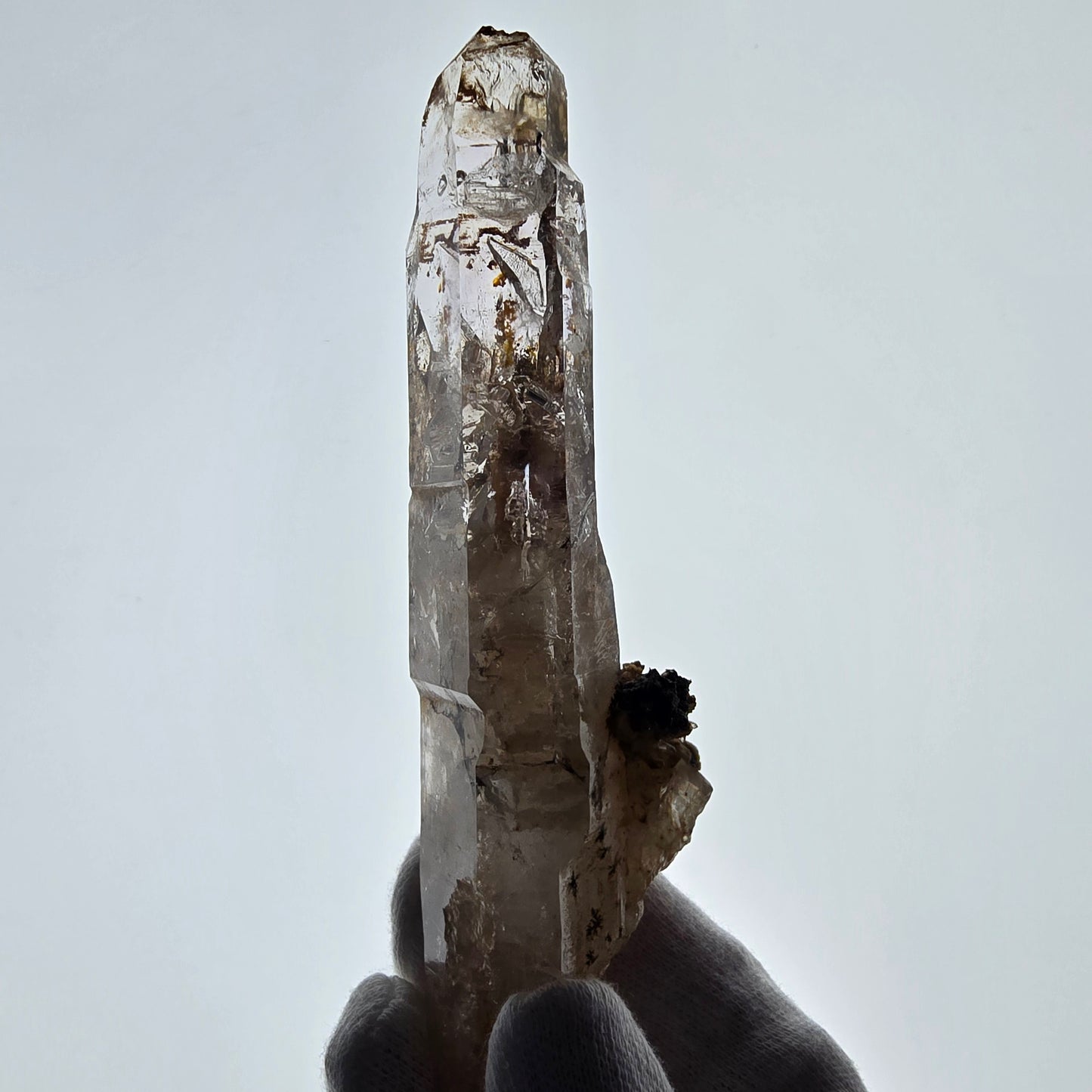 Sceptre DT en quartz fumé squelette Enhydro, parure de poche Valentine en calcite UV. Namibie 128 x 32 x 27 mm