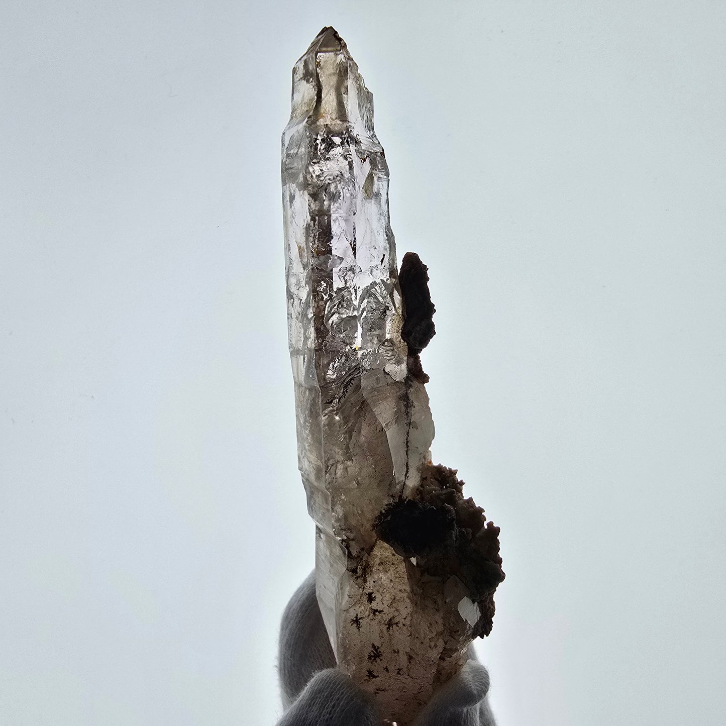 Sceptre DT en quartz fumé squelette Enhydro, parure de poche Valentine en calcite UV. Namibie 128 x 32 x 27 mm